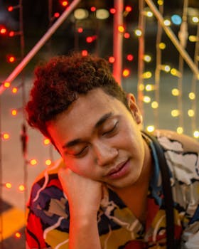 一幅以充满活力的童话灯光为背景的轻松男人肖像，营造出温暖而梦幻的氛围