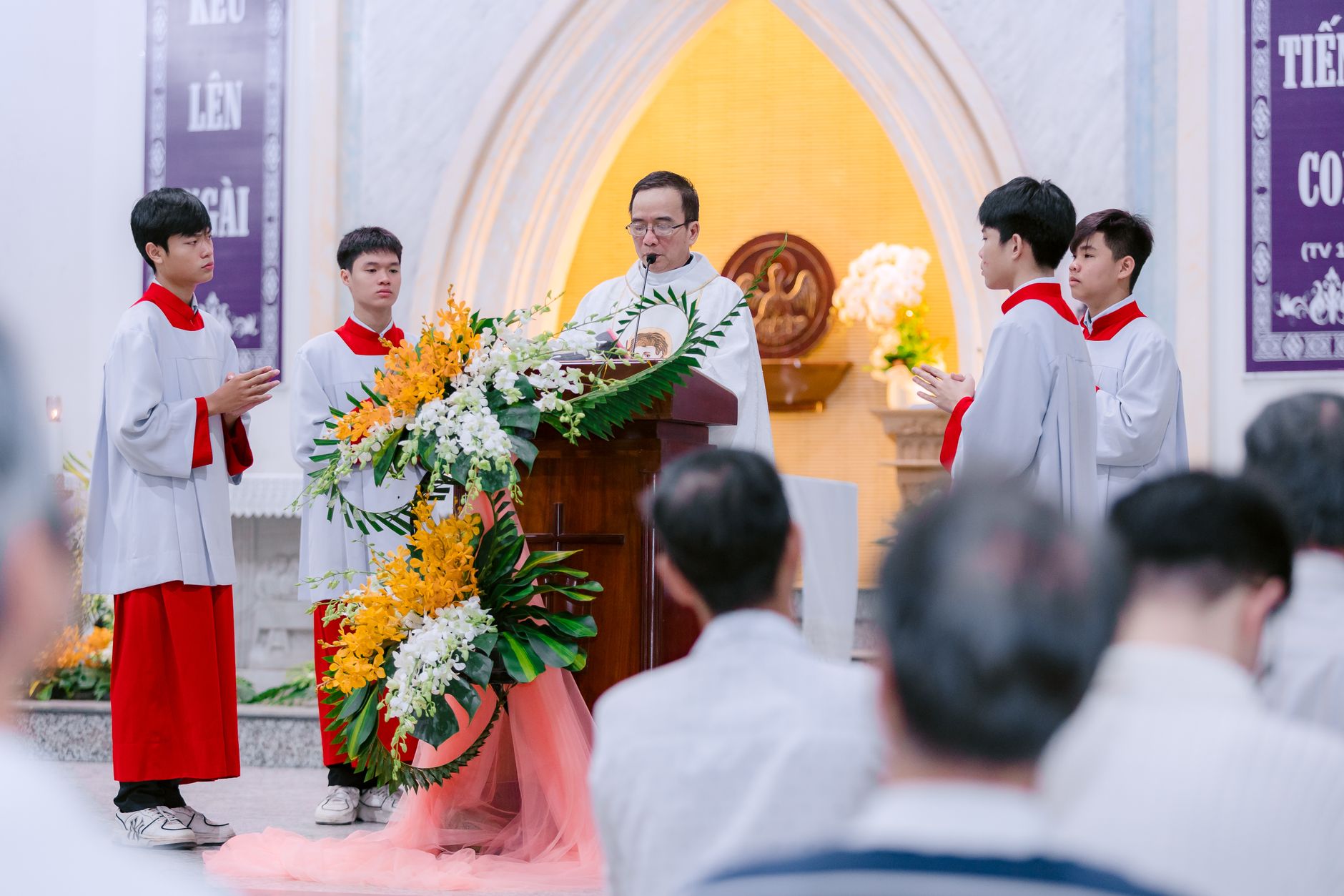 cảnh hồ sơ pháp lý Hoa Kỳ trên bàn luật sư, giấy triệu tập và bút đánh dấu điều khoản