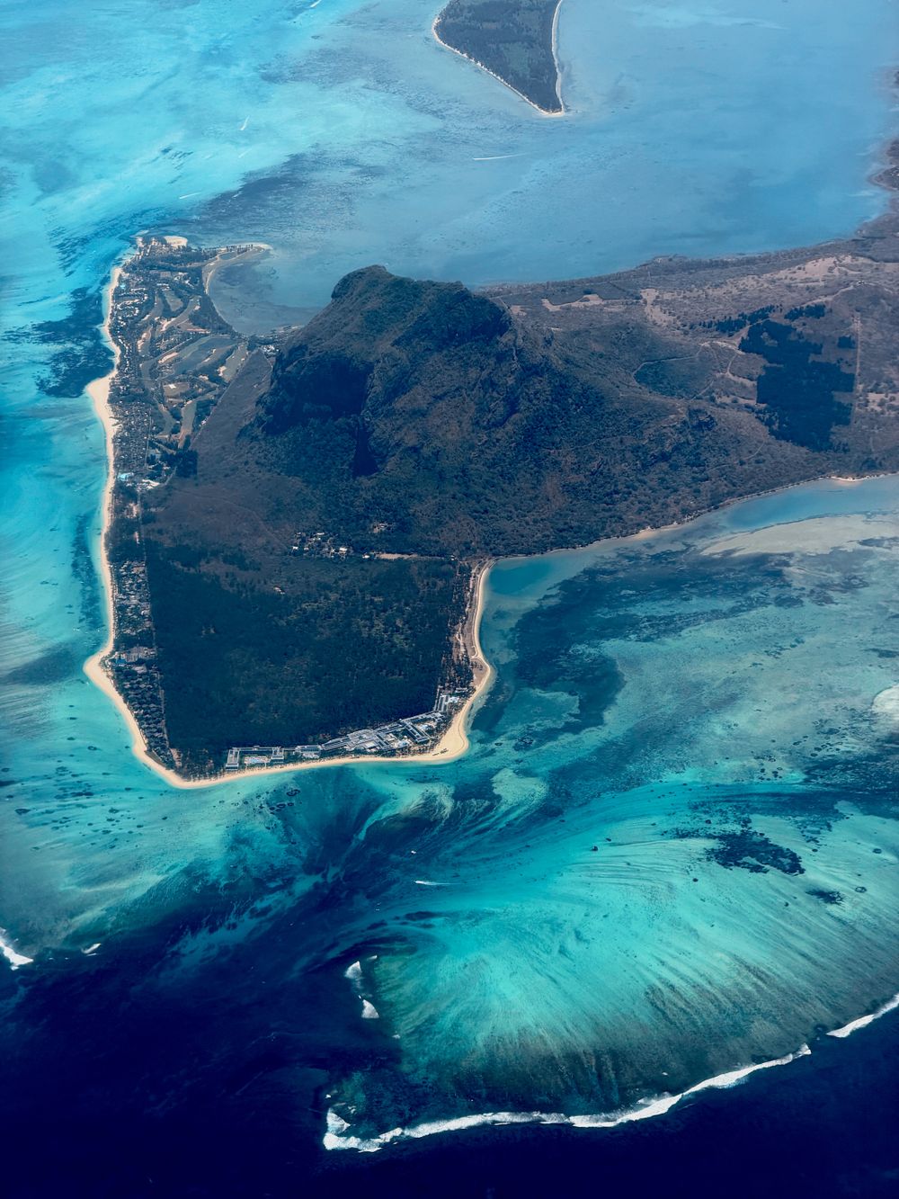Costa de Mauricio con aguas turquesa y silueta de Le Morne Brabant al fondo