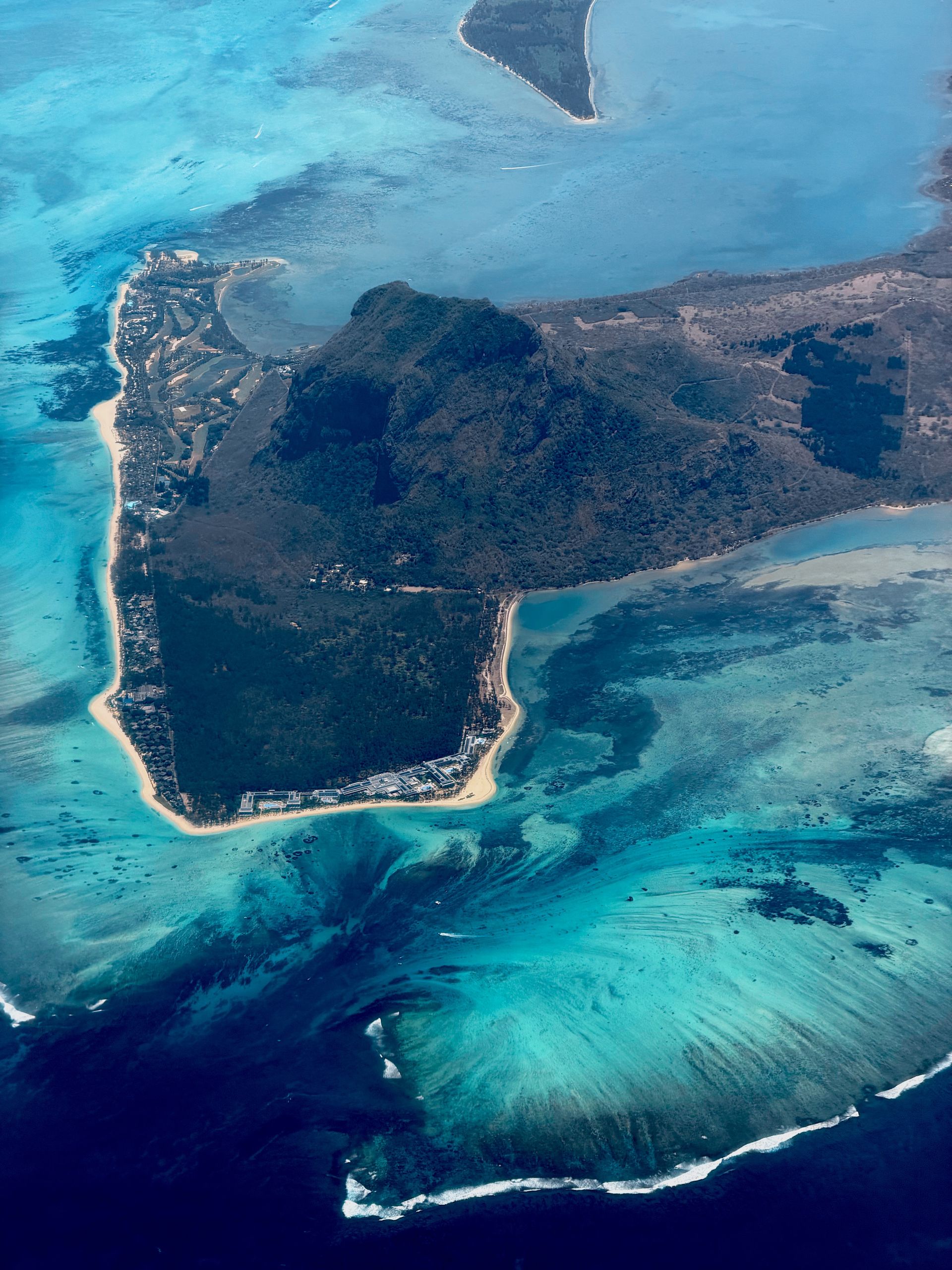 Costa de Mauricio con aguas turquesa y silueta de Le Morne Brabant al fondo