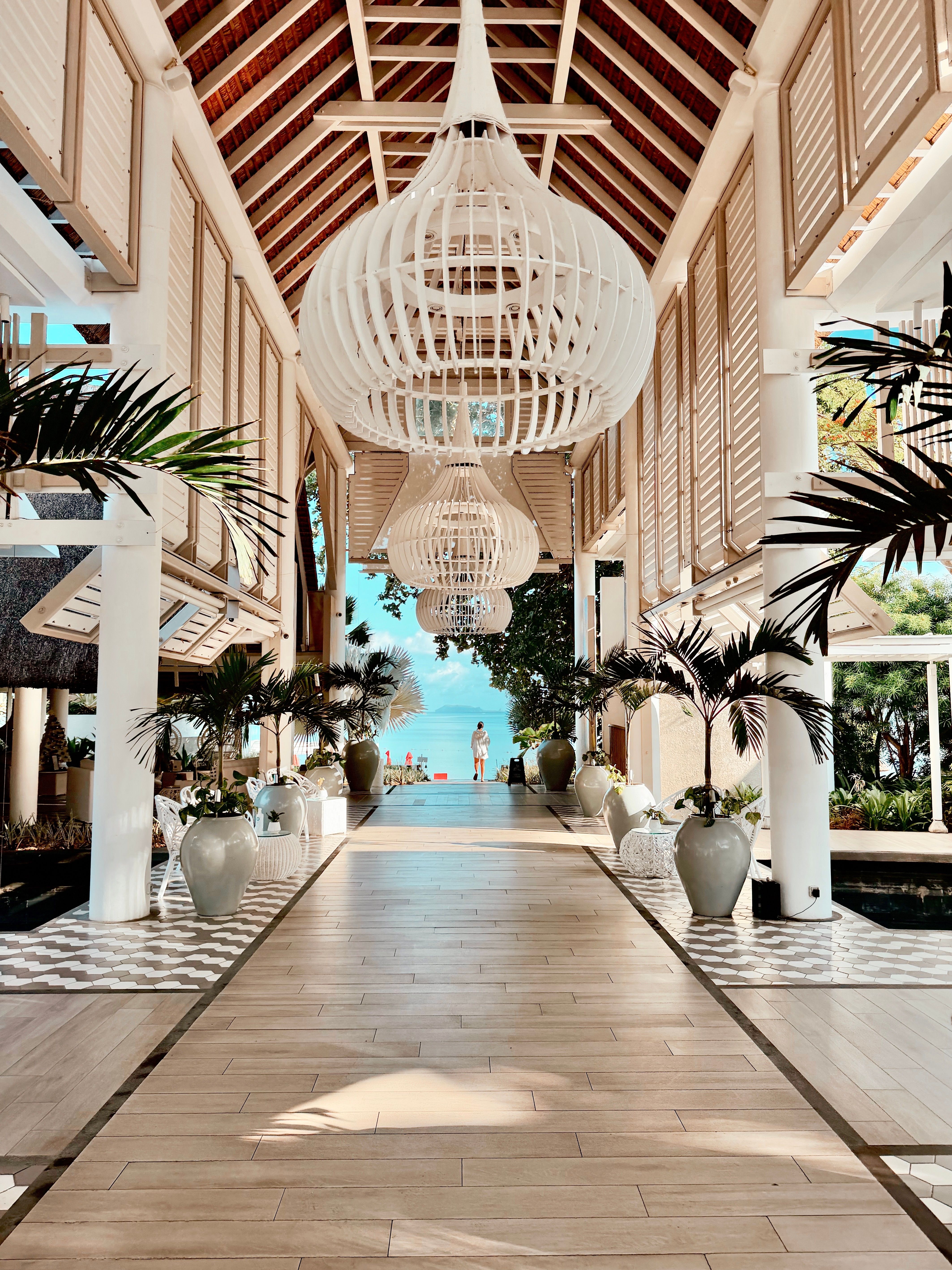 Luxurious Beachfront Resort Entrance with Ocean View · Free Stock Photo