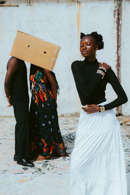 Free Creative outdoor fashion photo with unique style and vibrant outfits, capturing individuality. Stock Photo