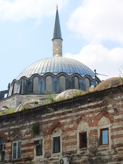 Free Photograph of a historic mosque dome in Istanbul showcasing traditional Ottoman architecture. Stock Photo