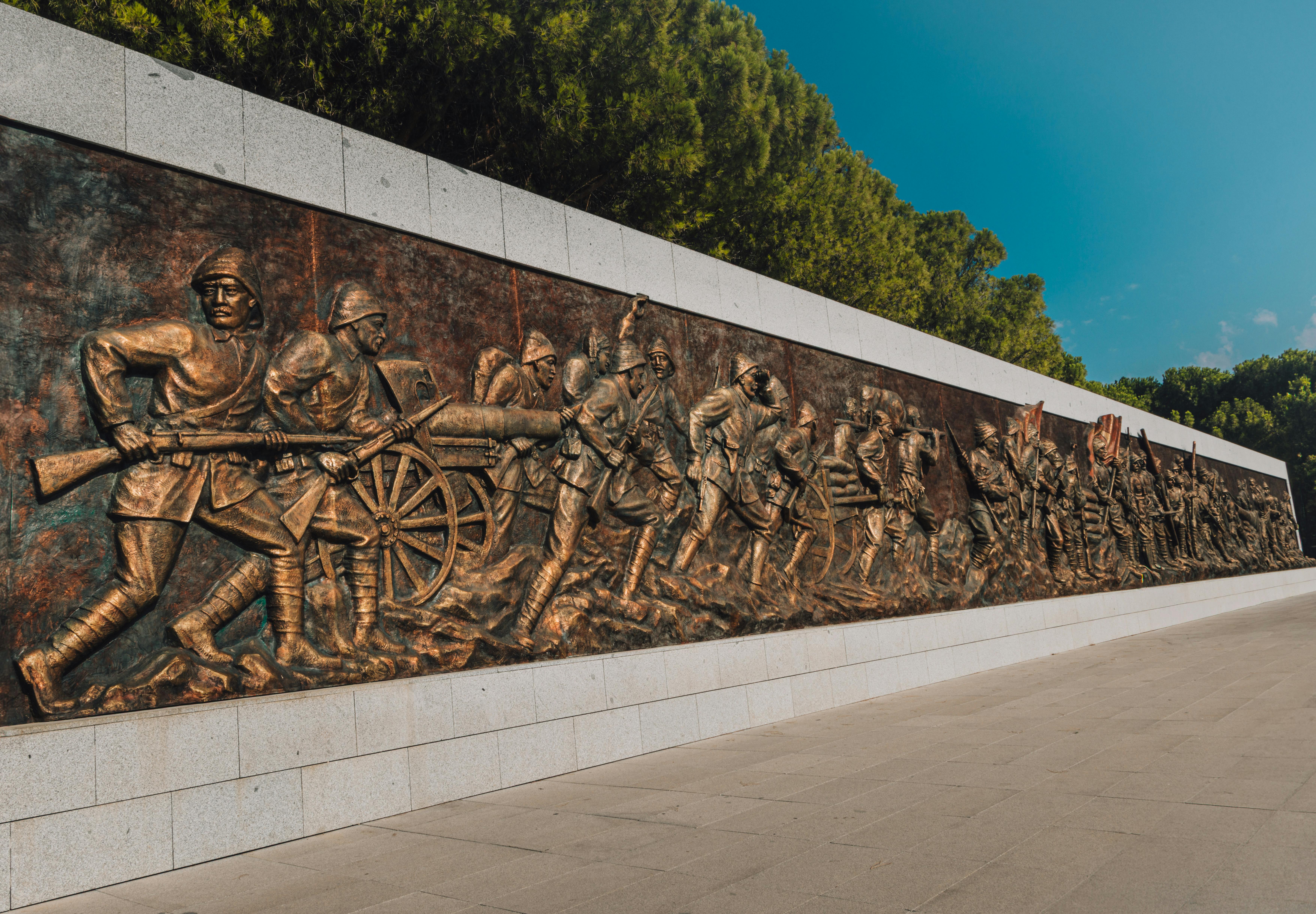 Bronze relief depicting soldiers at a memorial site in Çanakkale, Türkiye, symbolizing patriotism and remembrance.