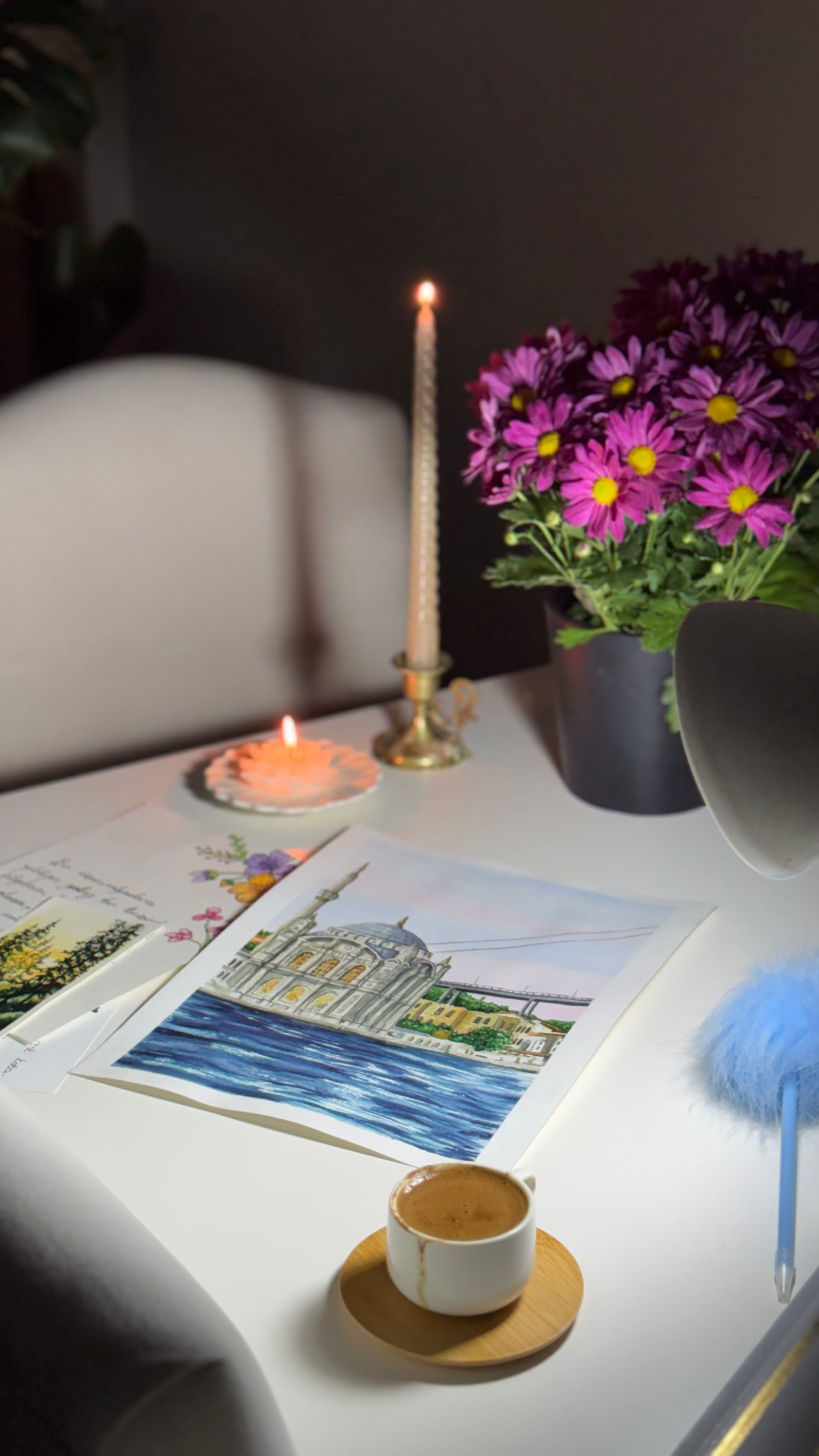 Espacio acogedor con flores y ambiente iluminado por velas.