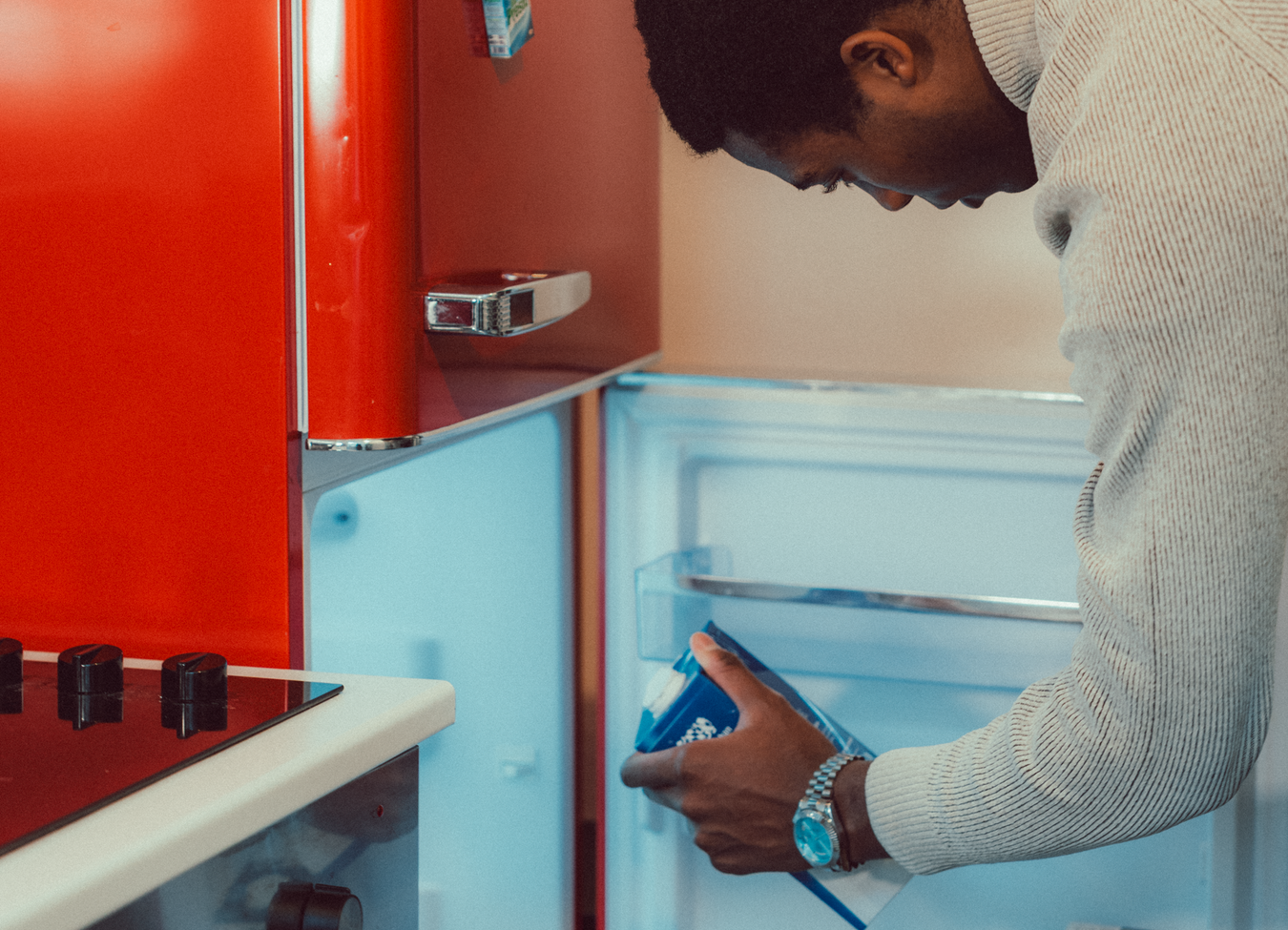 geladeira com problemas visíveis e alimentos estragados