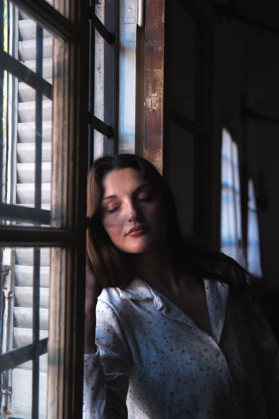 穏やかに窓辺でくつろぐ女性