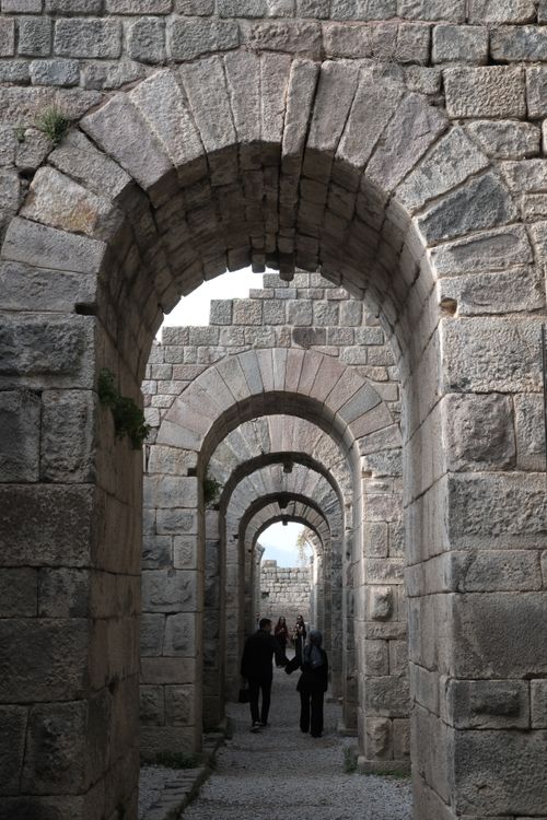 Free Explore the historic Roman arches in Bergama, İzmir, Türkiye. Stock Photo