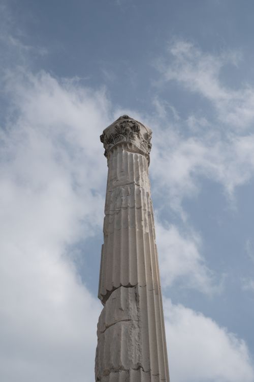 Free Historic column reaching into a blue sky in Bergama, İzmir, Türkiye. Stock Photo