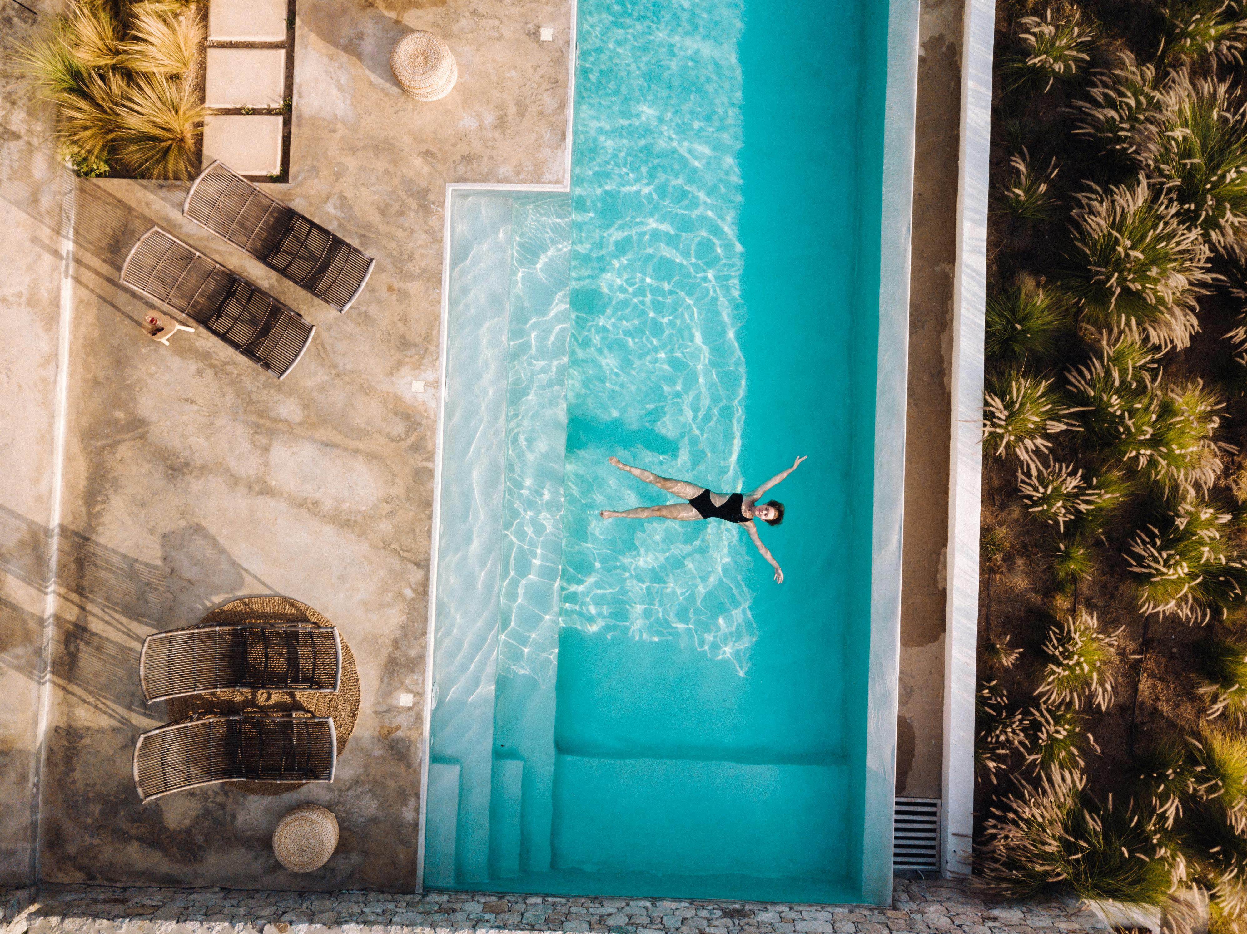 A tropical resort with a luxurious poolside overlooking the ocean, perfect for relaxation and leisure. - Photo by Adriaan Greyling on Pexels
