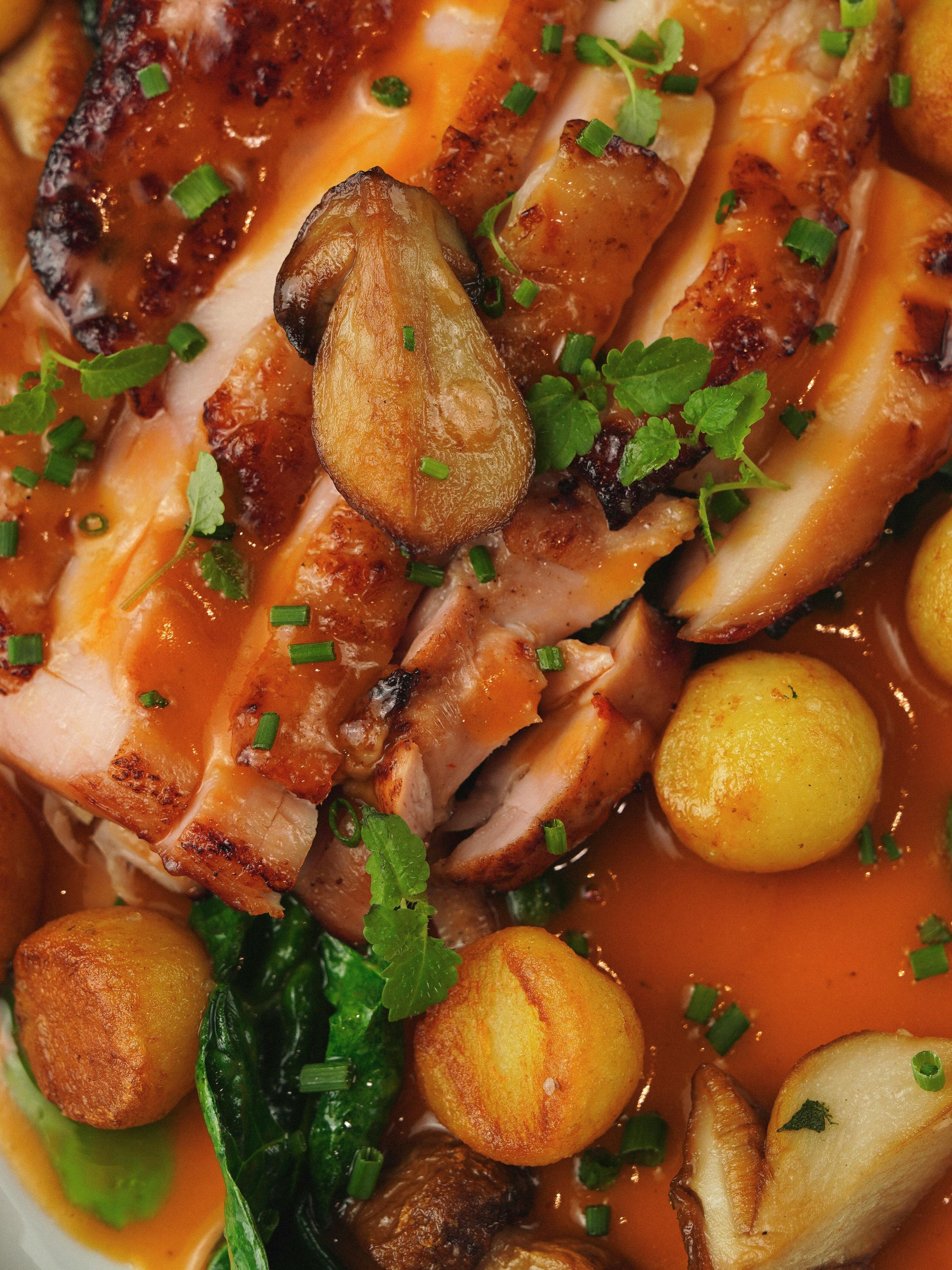 Pechuga de Pollo con Salsa de Yogur y Hierbas, Quinoa Arcoíris y Verduras al Vapor