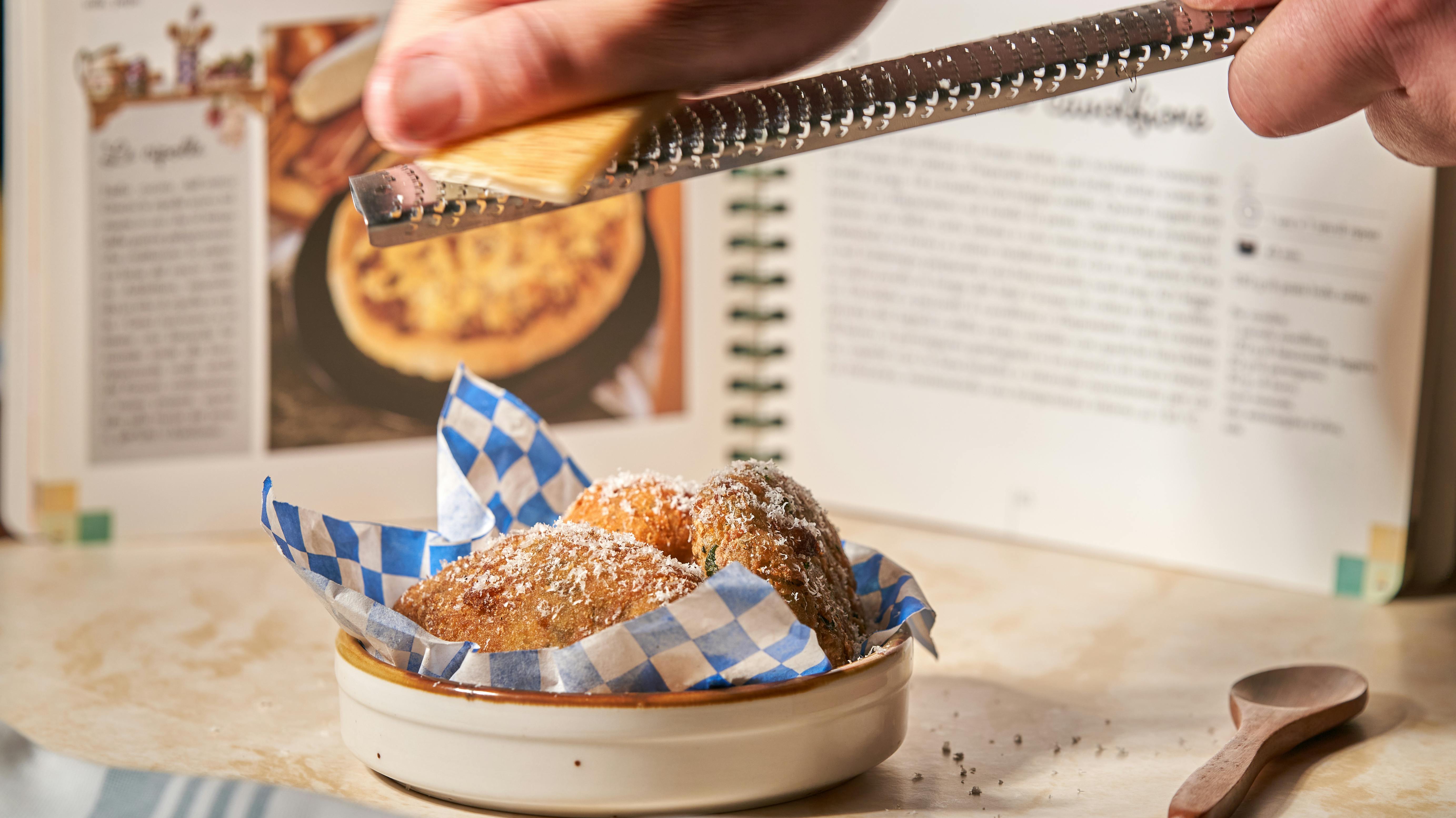 致理科大商務科技應用系大一生活輔導師 舉辦手作提拉米蘇寶盒活