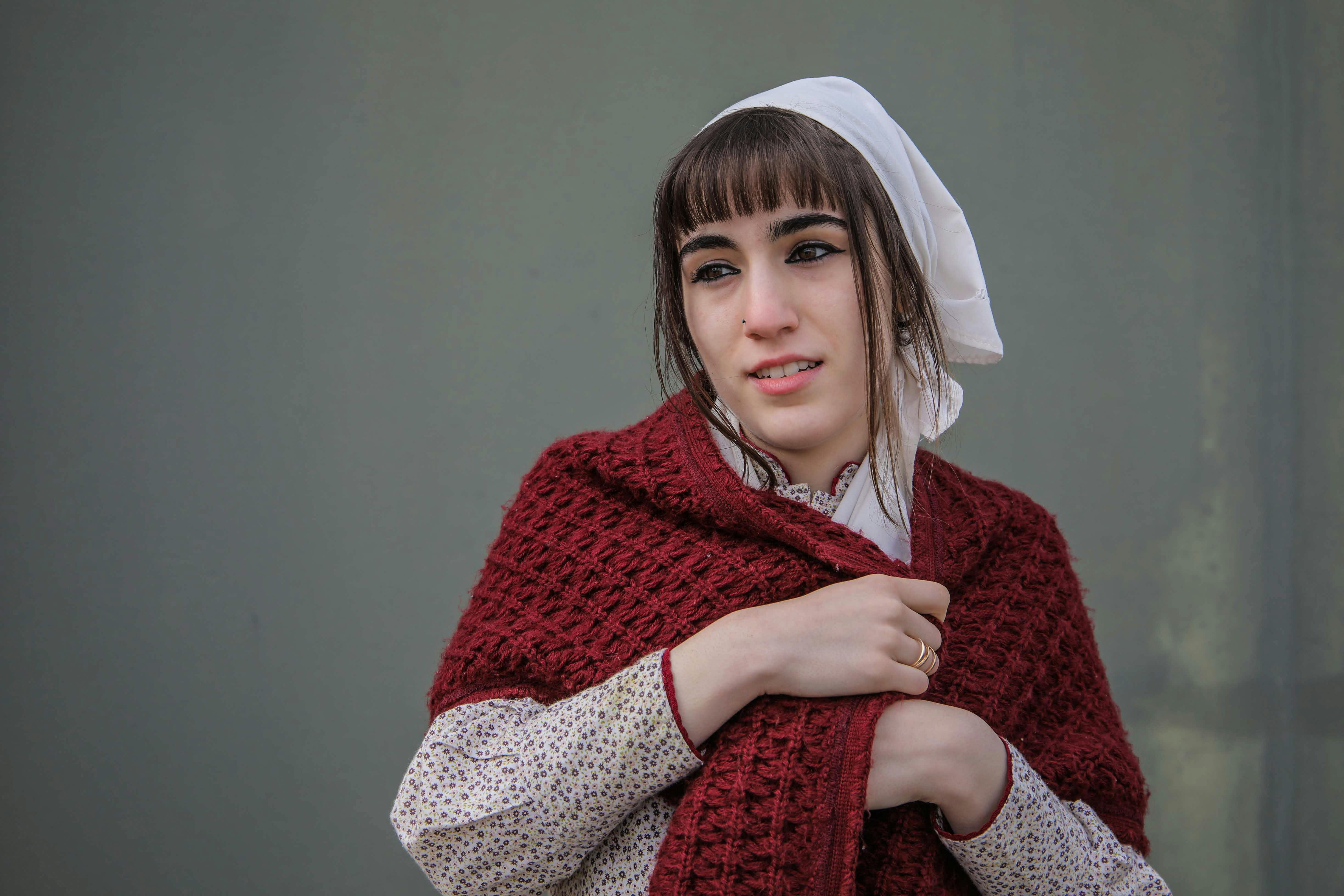 The &#039;Comfort Cloak&#039; Effect: Why Your Brain Craves a Neck Shawl for More Than Just Warmth