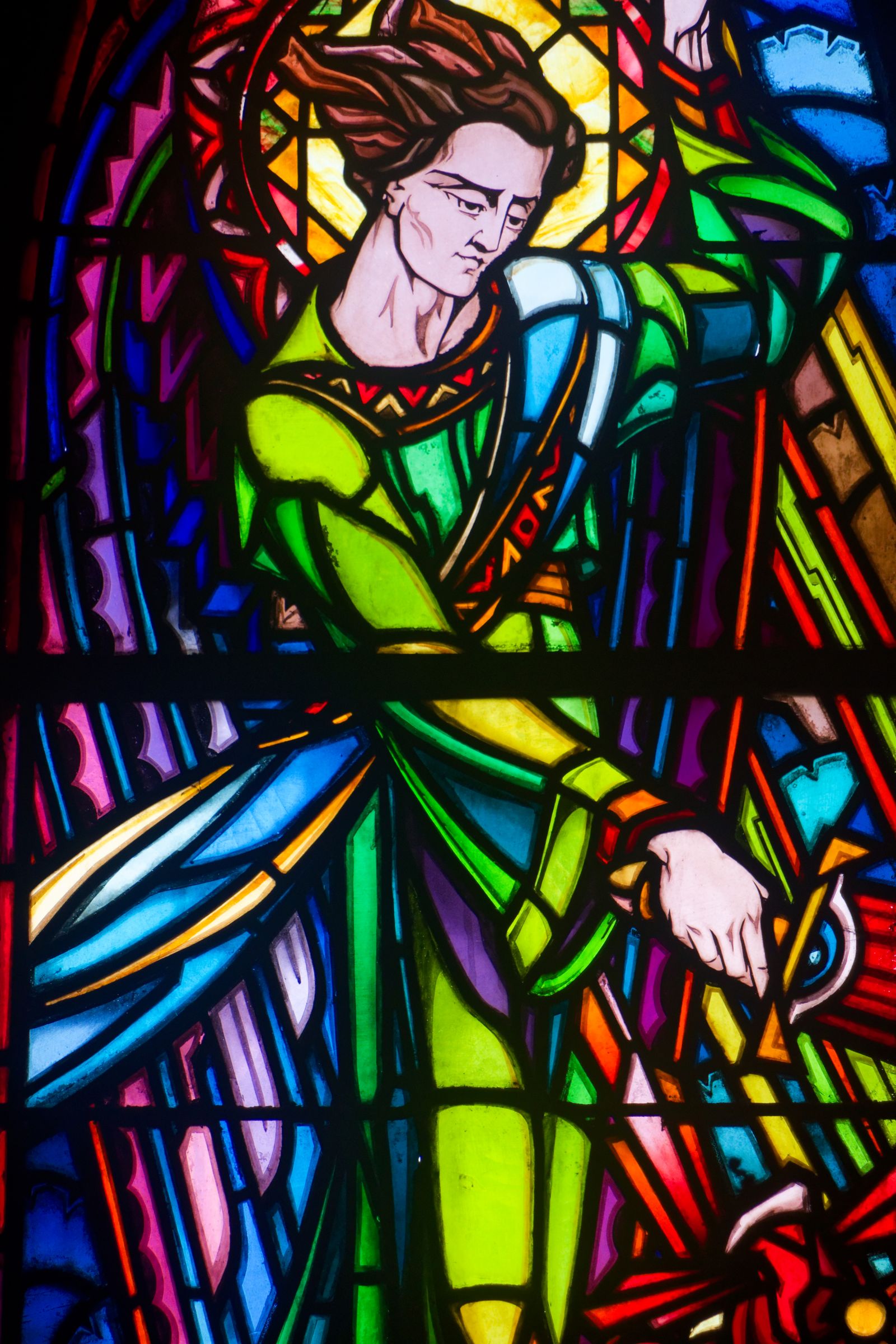 Vitrail coloré représentant l'archange saint Michel