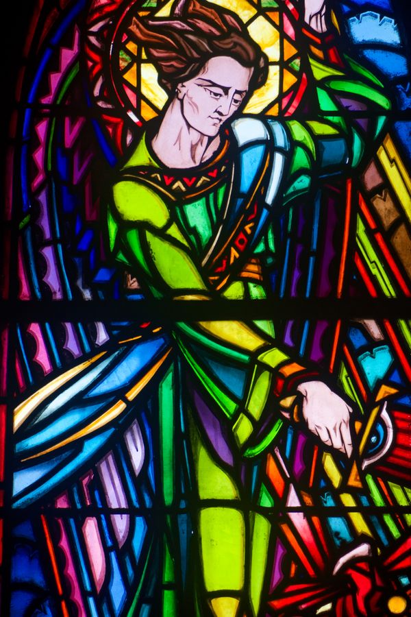 Vitrail coloré représentant l'archange saint Michel