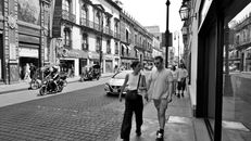 Black and white photo capturing urban life on a bustling street in Ciudad de México.