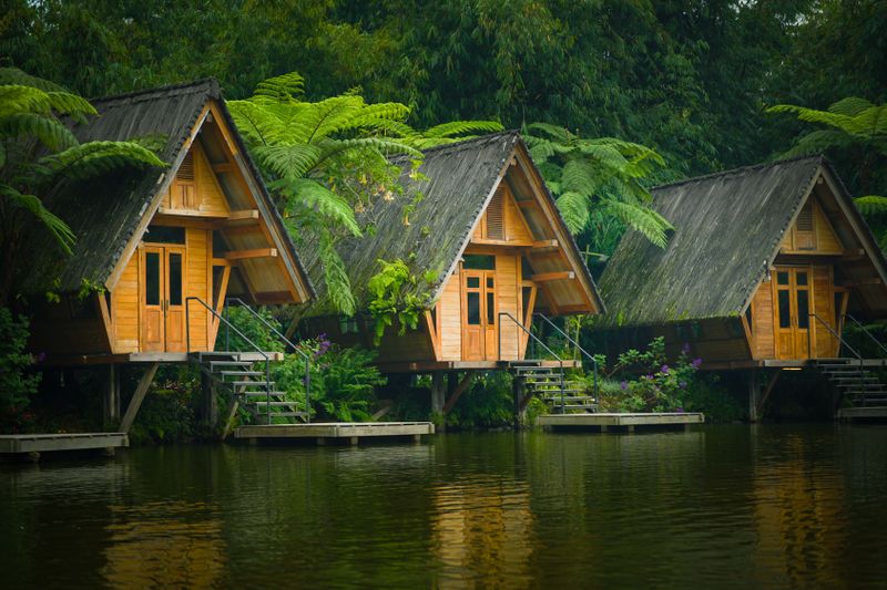 Cabaña ecológica de madera integrada al paisaje montañoso en Monteverde