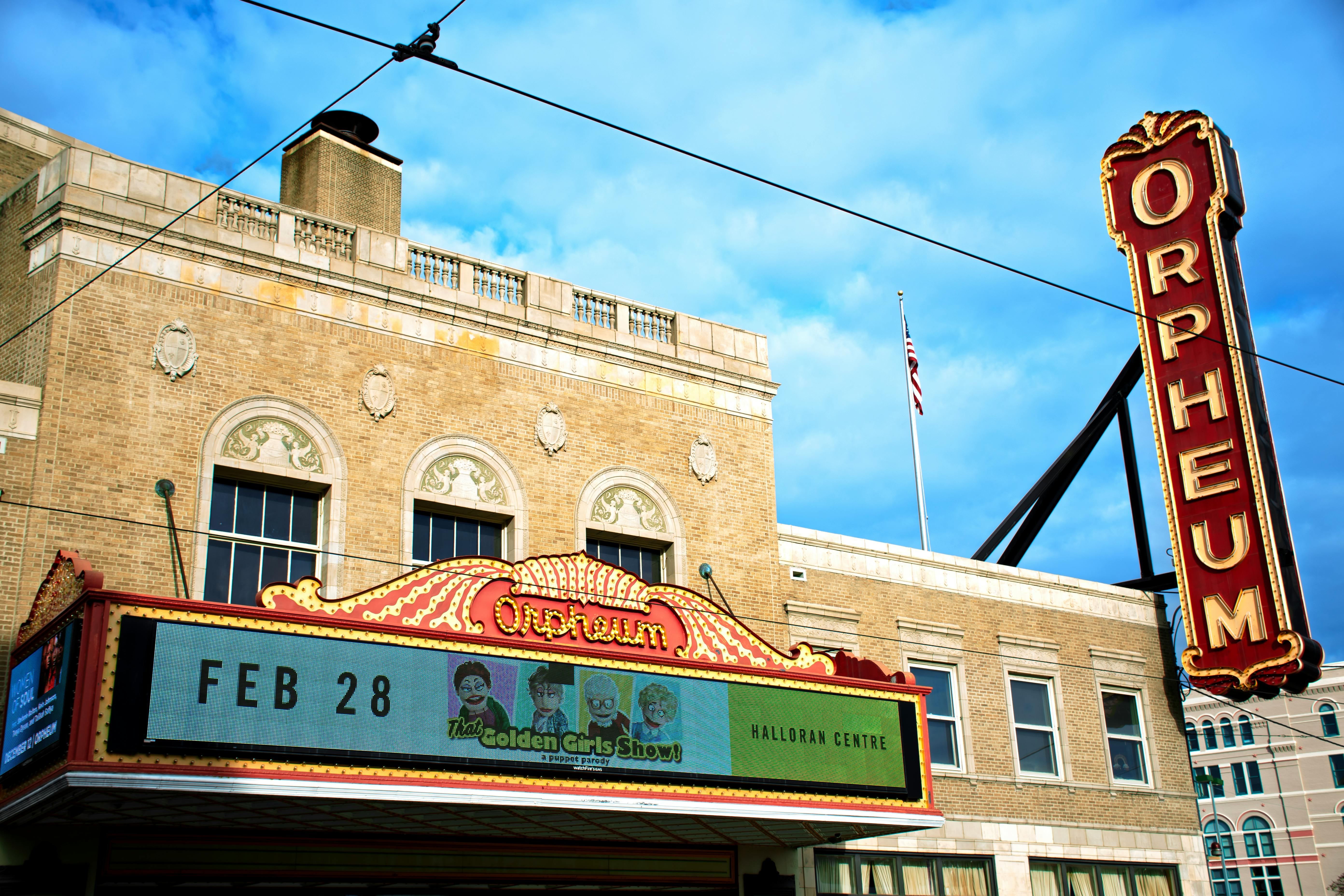 Gratuit Le chapiteau coloré du théâtre Orpheum annonce un événement à venir le 28 février. Photos