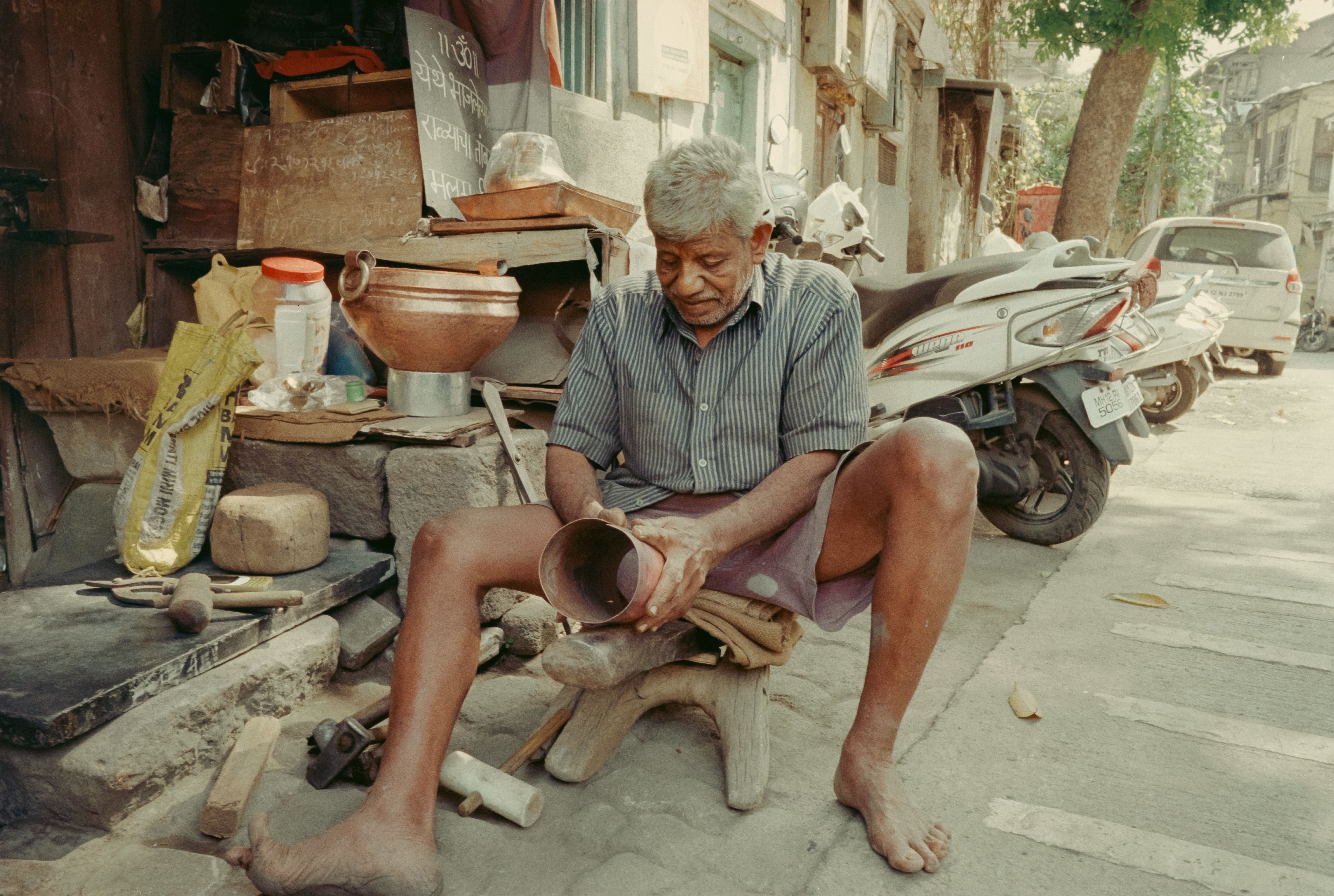 Analog crafts: From blacksmithing to needlepoint, young people are embracing ‘grandma hobbies’ — Photo by Akash Bhadange on P