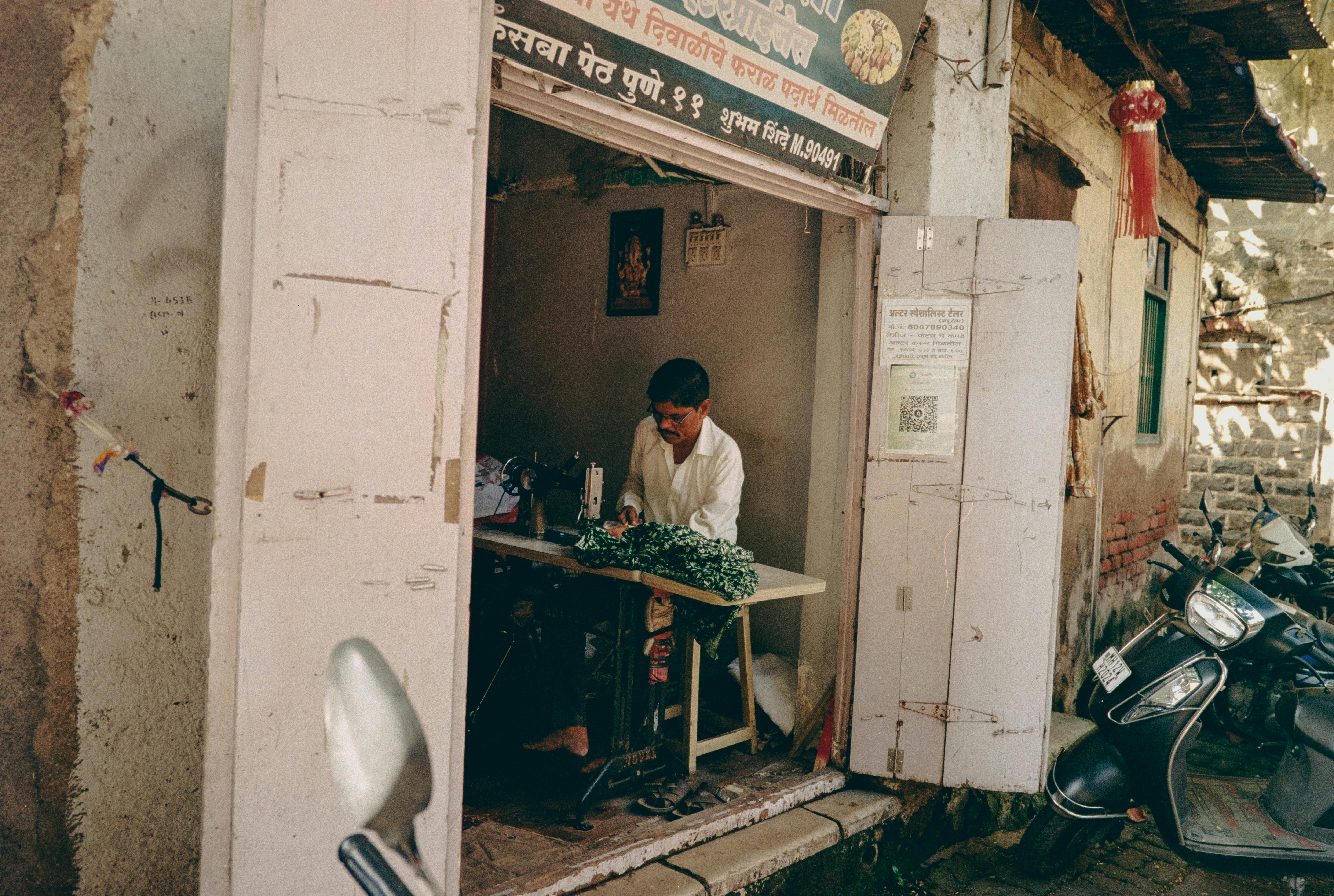 Analog crafts: From blacksmithing to needlepoint, young people are embracing ‘grandma hobbies’ — Photo by Akash Bhadange on P