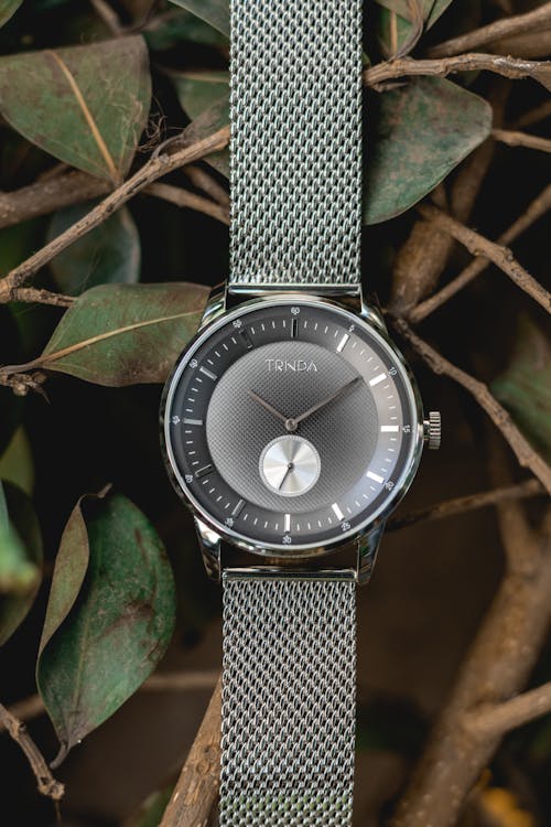 Nahaufnahmefoto Der Silberfarbenen Uhr Mit Mailänder Armband