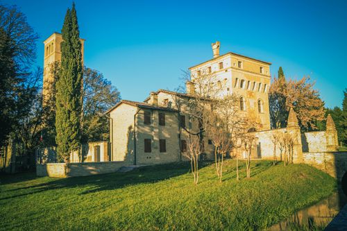 Free Scenic view of an Italian villa showcasing rustic charm and architecture on a sunny day. Stock Photo
