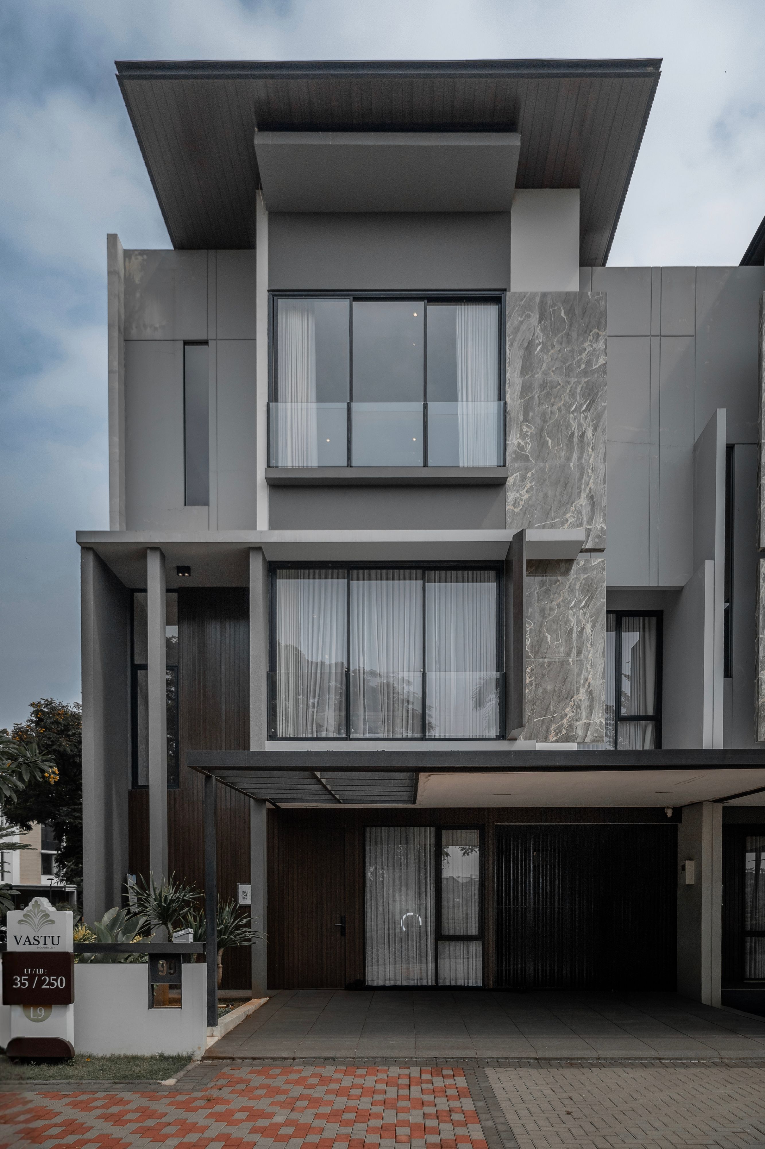 Contemporary minimalist house in Jakarta with sleek geometric design and glass features.