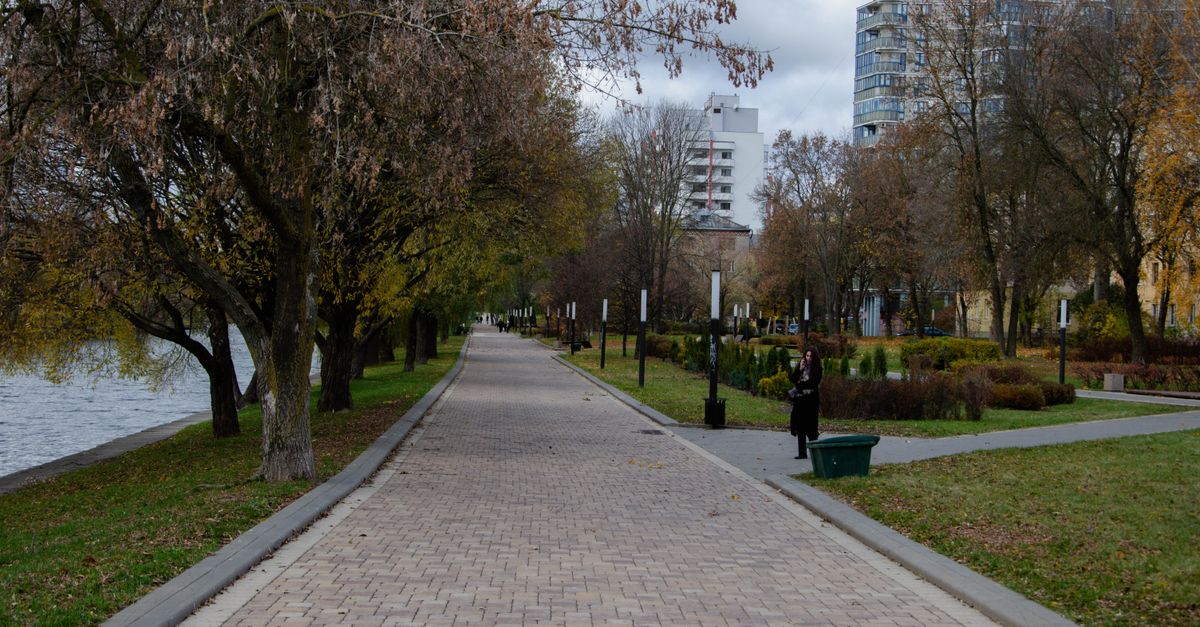 Viajero usando una eSIM para Bielorrusia con la ciudad de Minsk al fondo