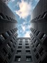 现代城市建筑在蓝天白云下的仰视图