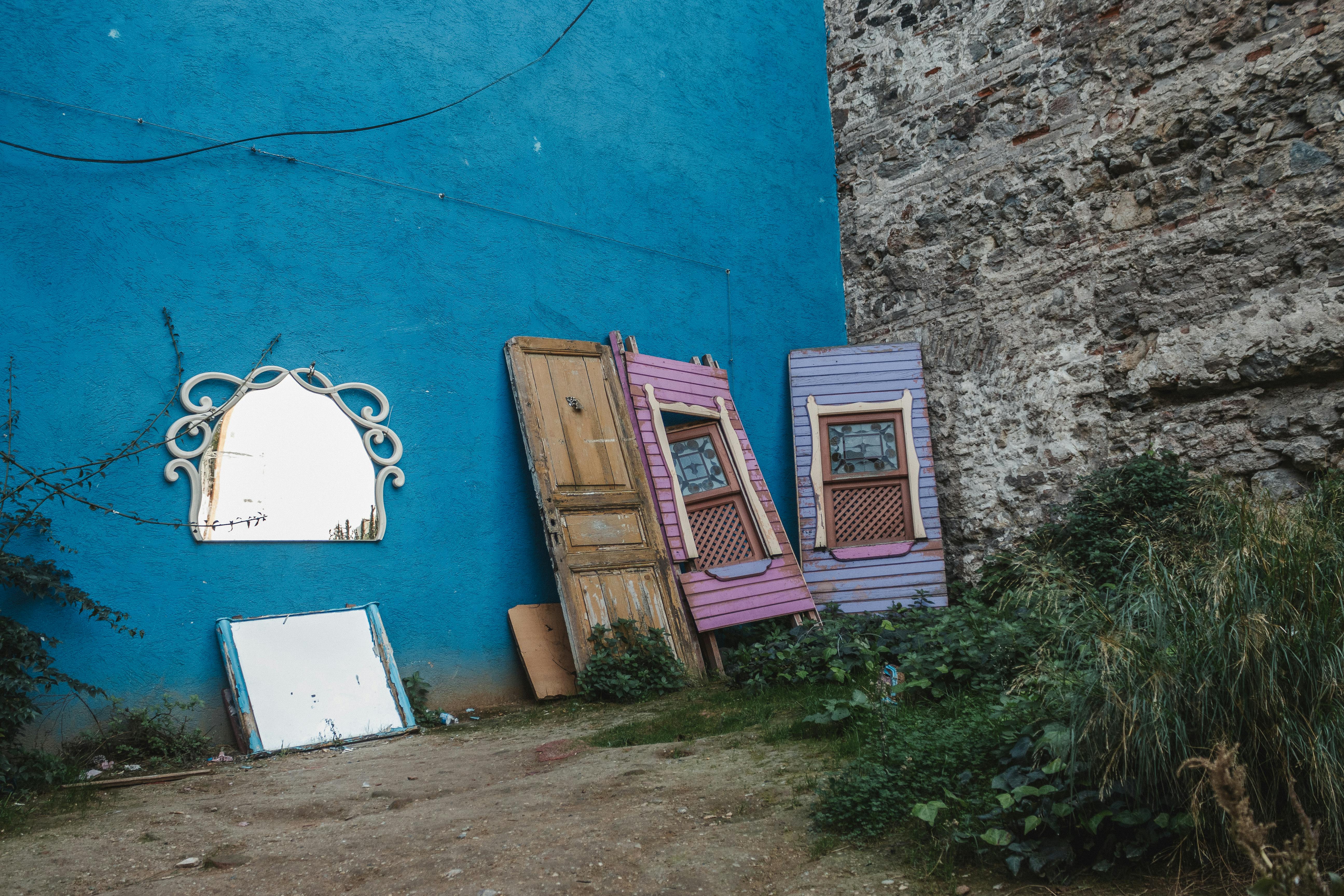 Montaż ościeżnicy nakładkowej z użyciem poziomicy i klinów dystansowych