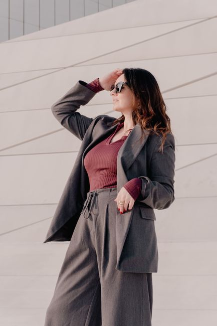Charcoal suit set with a burgundy top, autumn colours sorted
#dailylook #smartcasual #charcoal #blazer #pants