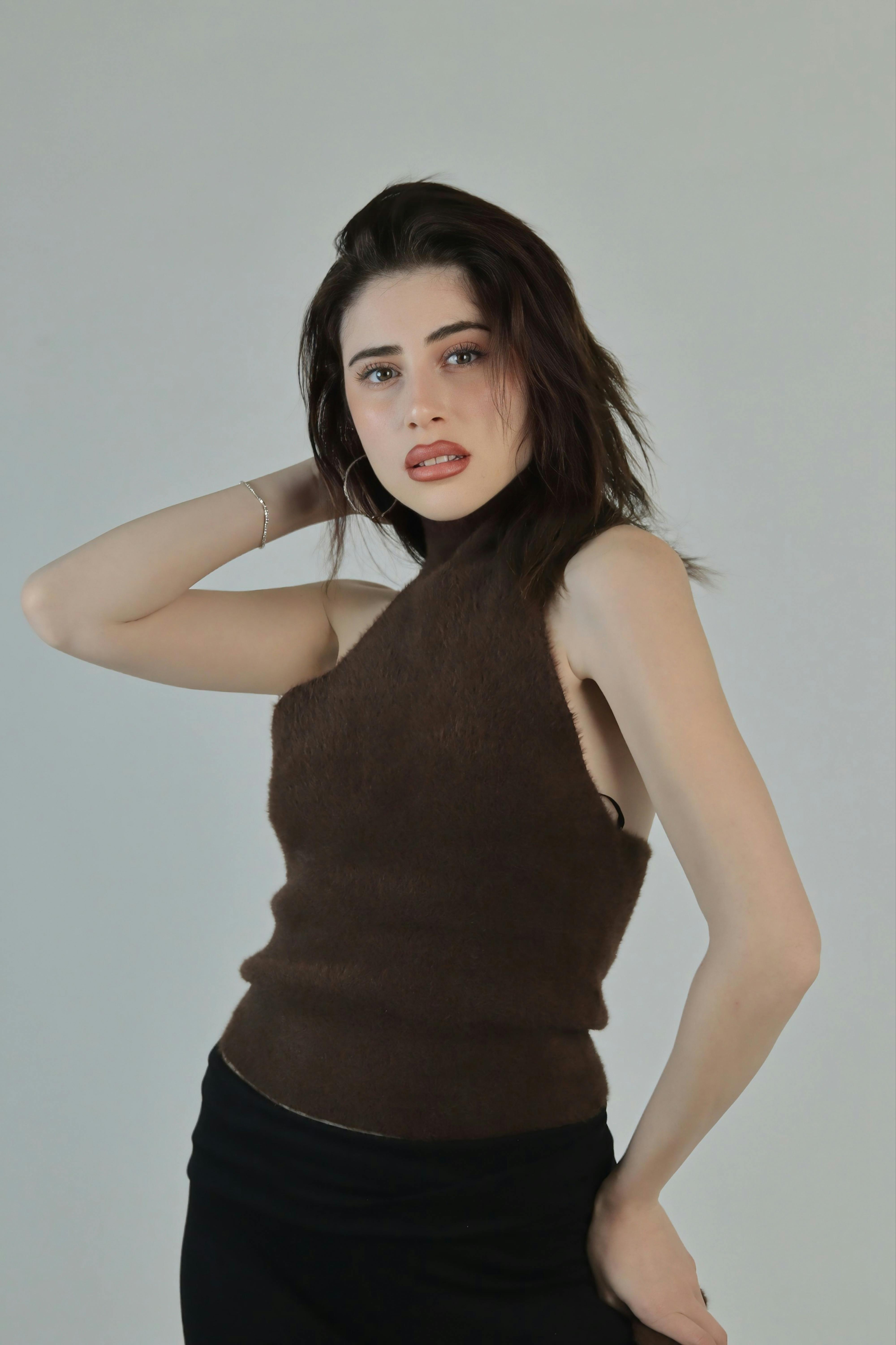 Gratis Foto stok gratis anggun, atasan tanpa lengan, berambut cokelat Foto Stok