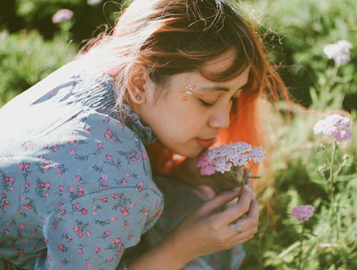 Mulher Segurando Uma Flor Branca