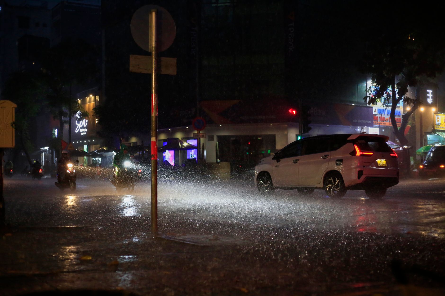 Avertizare meteo Cod Portocaliu pentru sud și sud-est, inclusiv București, cu ploi torențiale și acumulări de apă importante până la ora 18