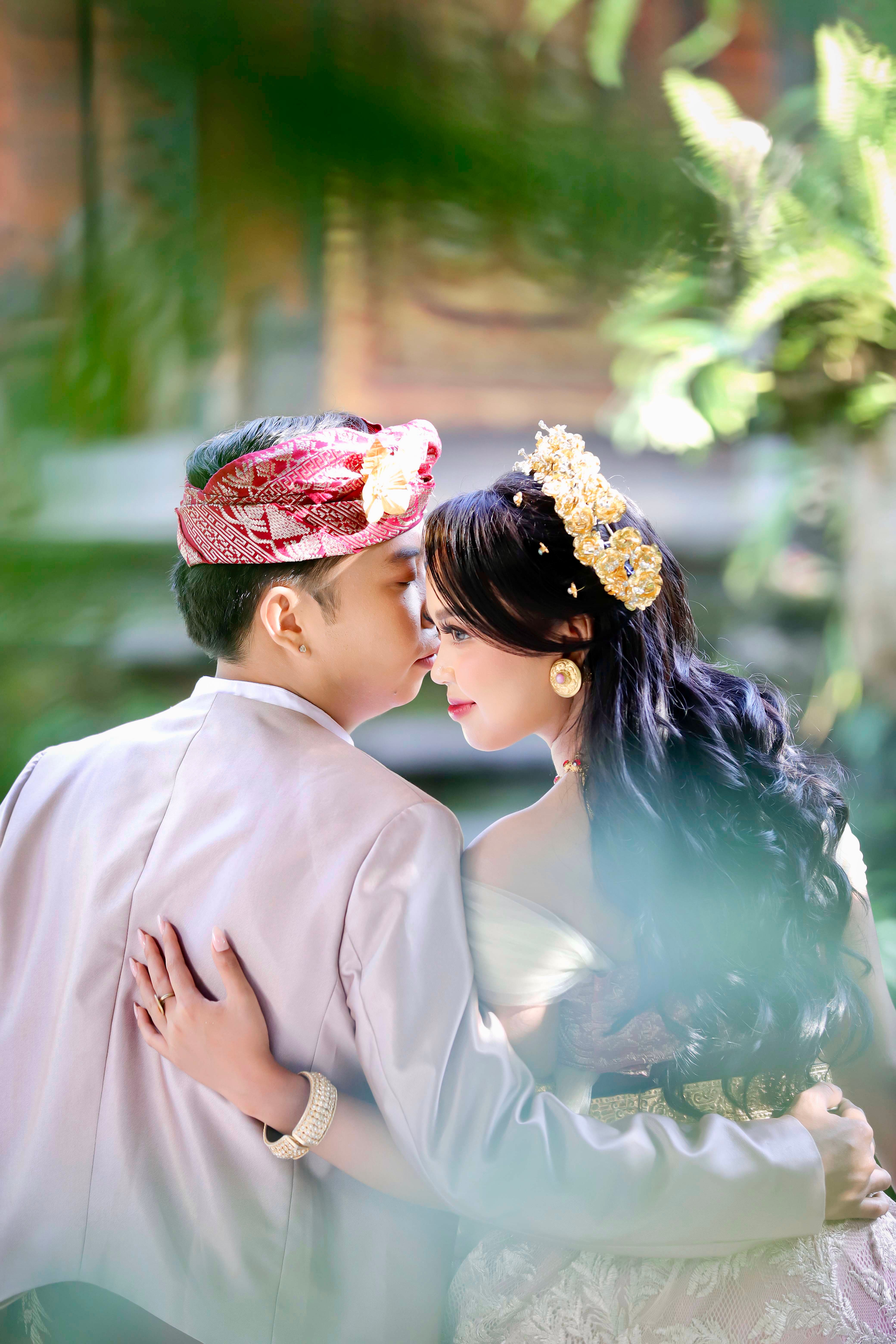 Romantic Wedding Couple in Traditional Indonesian Attire · Free Stock Photo