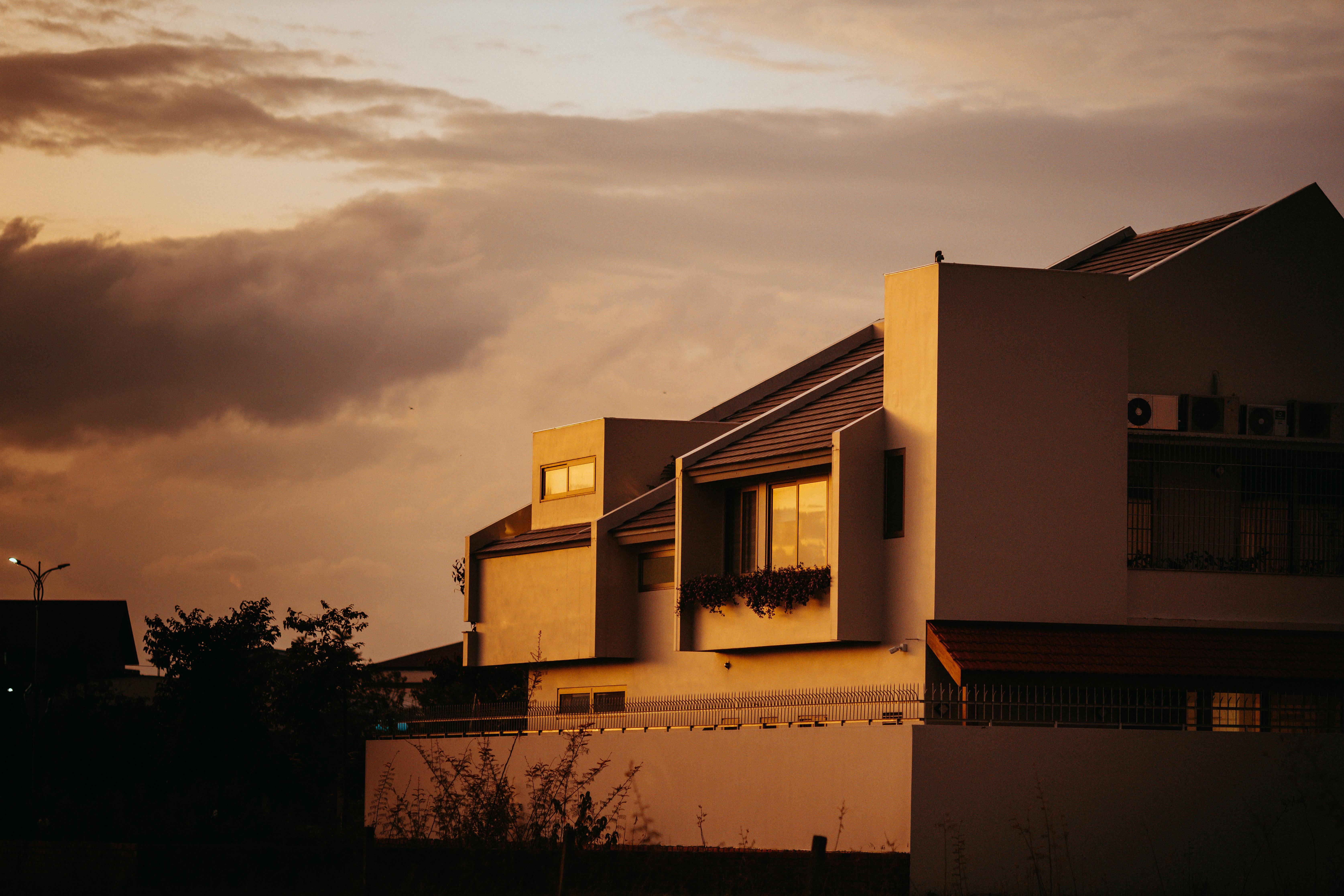 財經：薪水漲了卻更窮？近7成上班族薪資被平均，購屋夢受挫