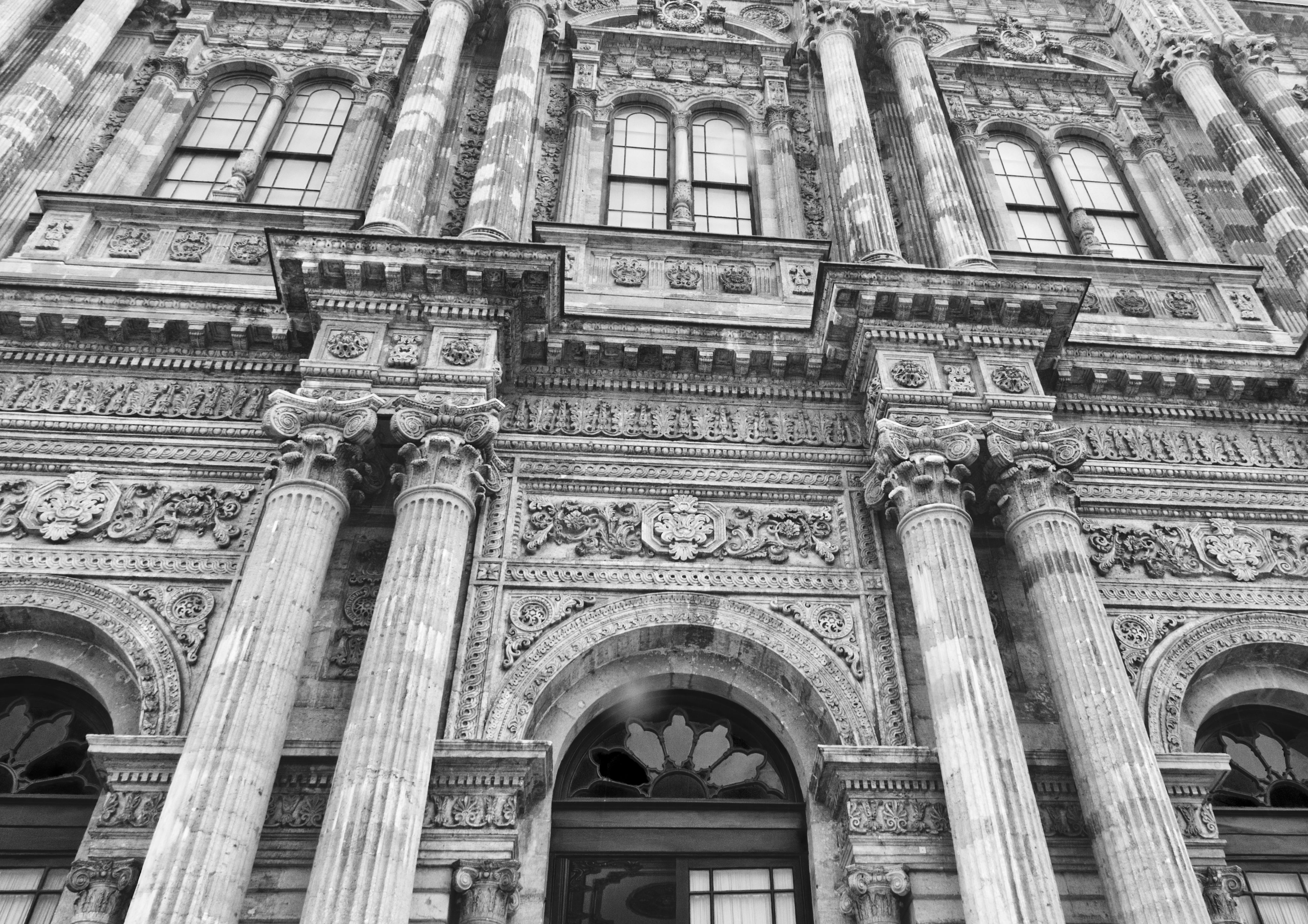 Historische europäische Architektur mit klassischen Elementen
