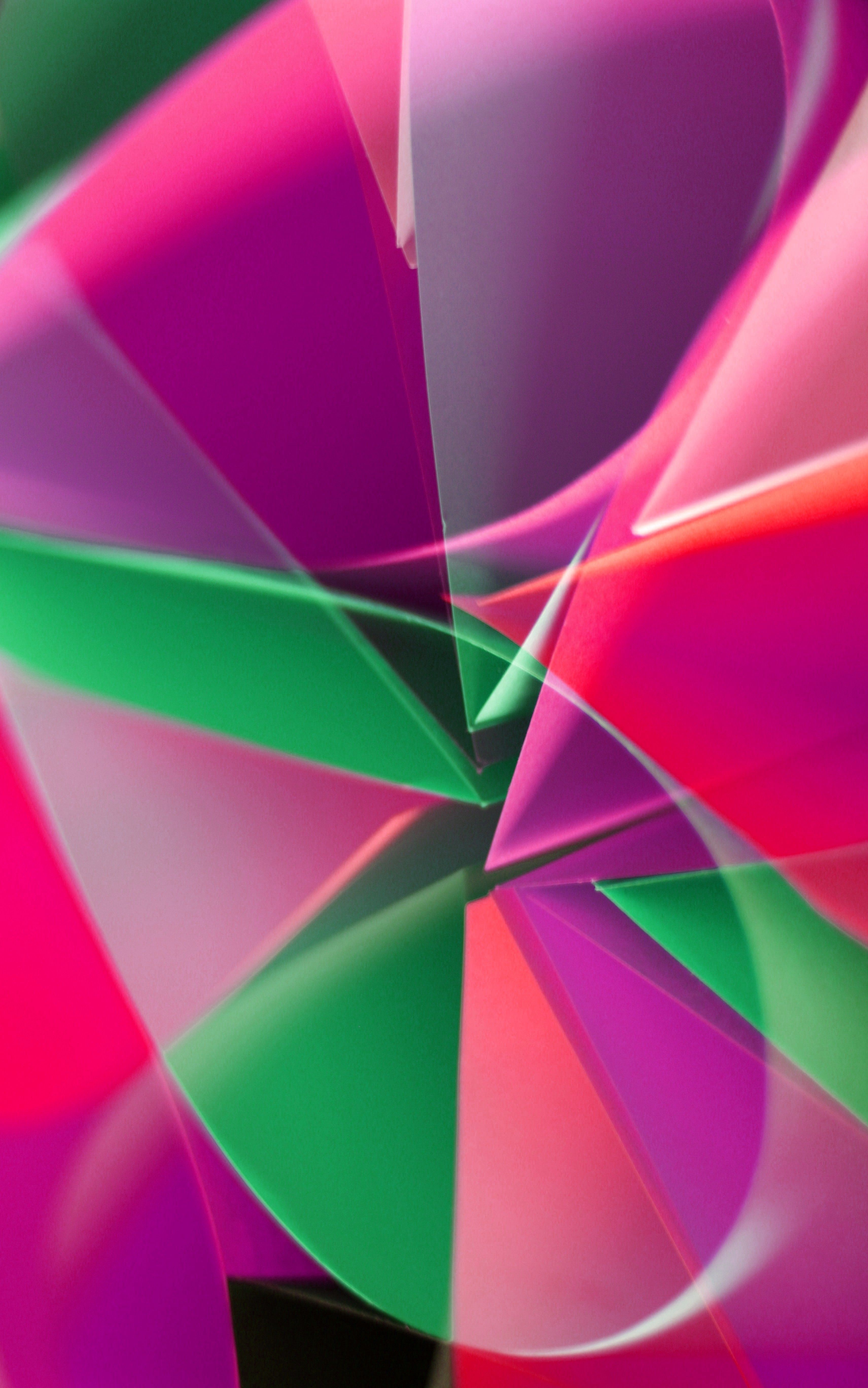 Fotomural Arte abstracta colorida con vibrantes tonos de rosa, verde y púrpura, con formas dinámicas.