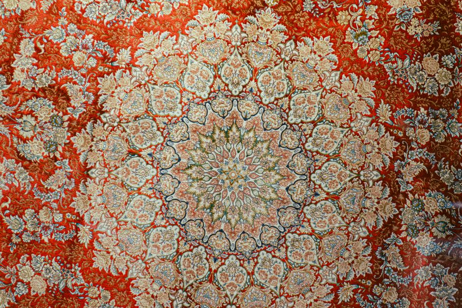 Modern interieur met speelse mandala gordijnen. Modern interieur met speelse mandala gordijnen.