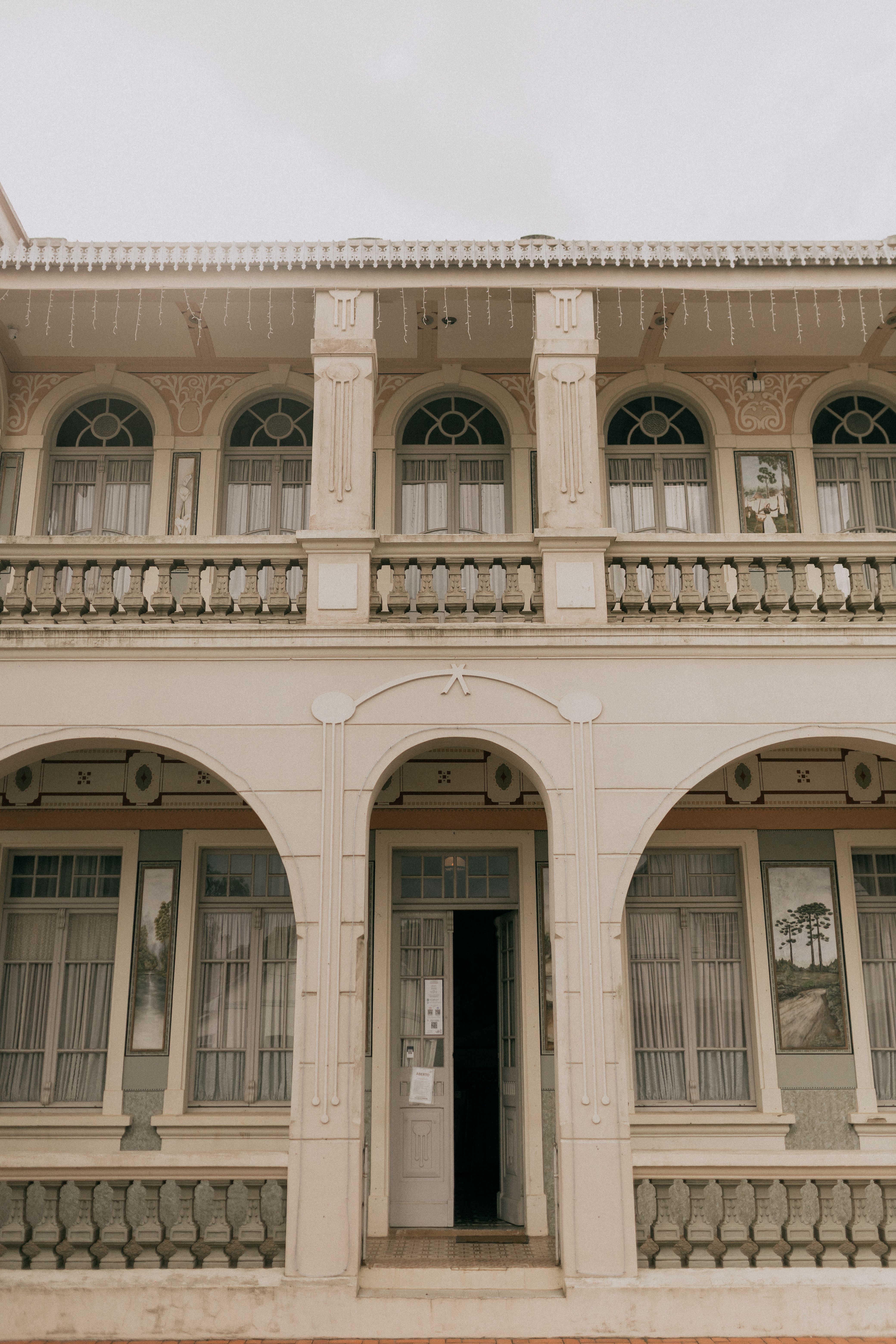 Historic White Colonial Building Facade · Free Stock Photo