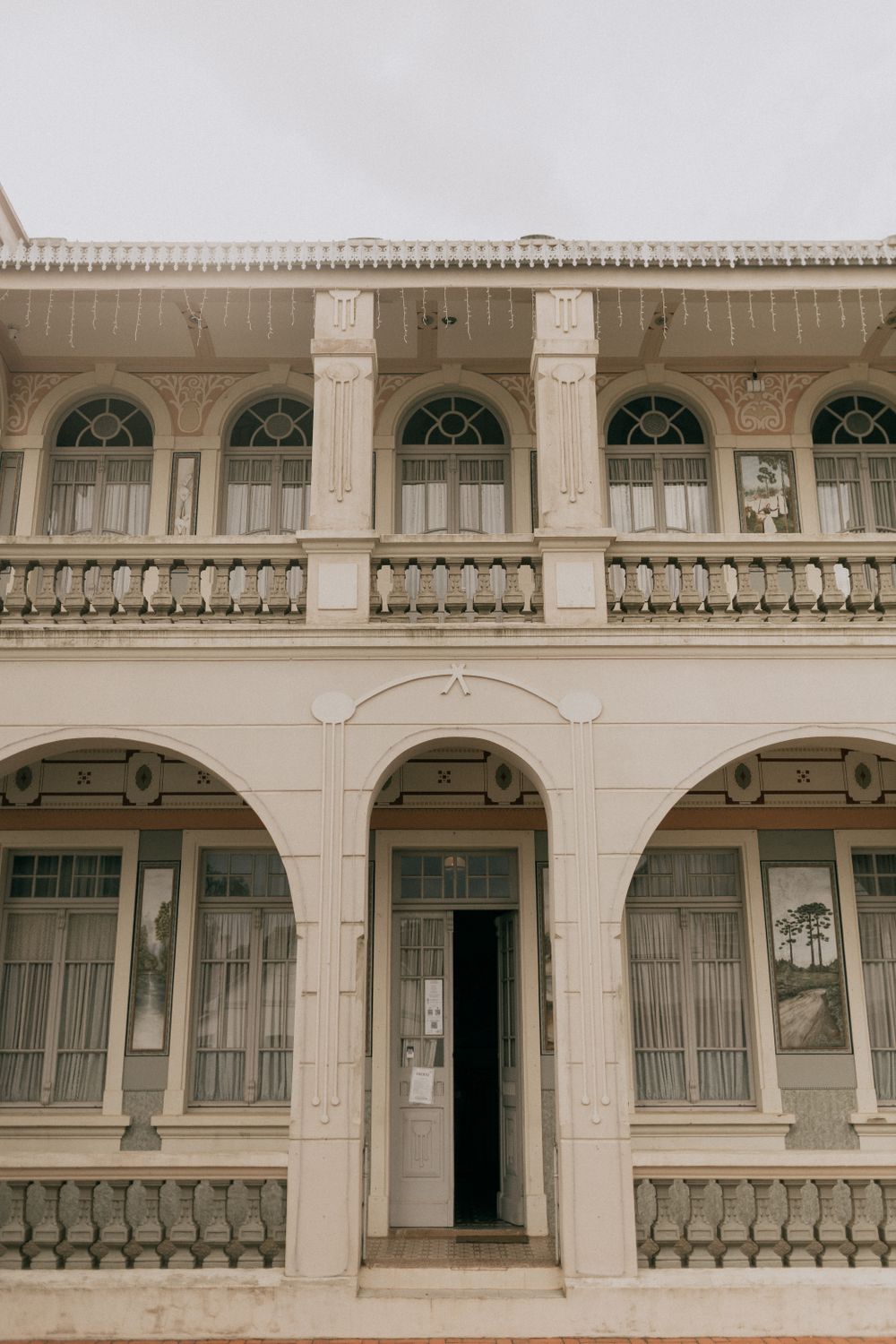Colonial Building Backround Historic White Colonial Building Facade · Free Stock Photo