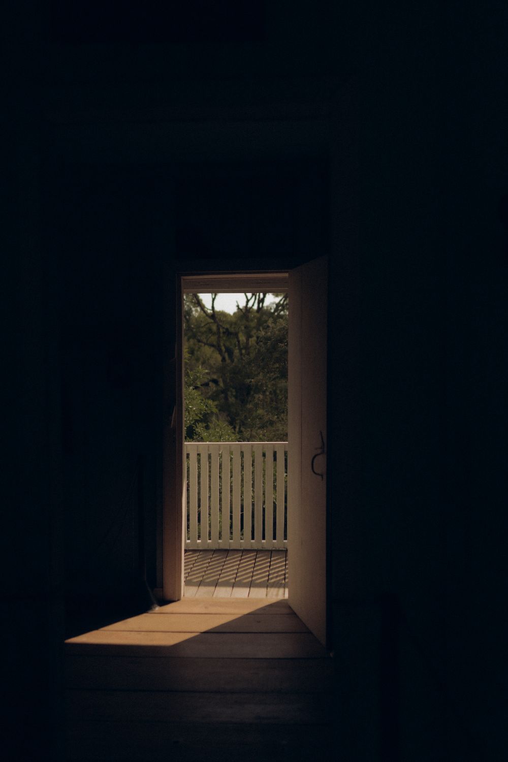 Porte ouverte vers une forêt lumineuse