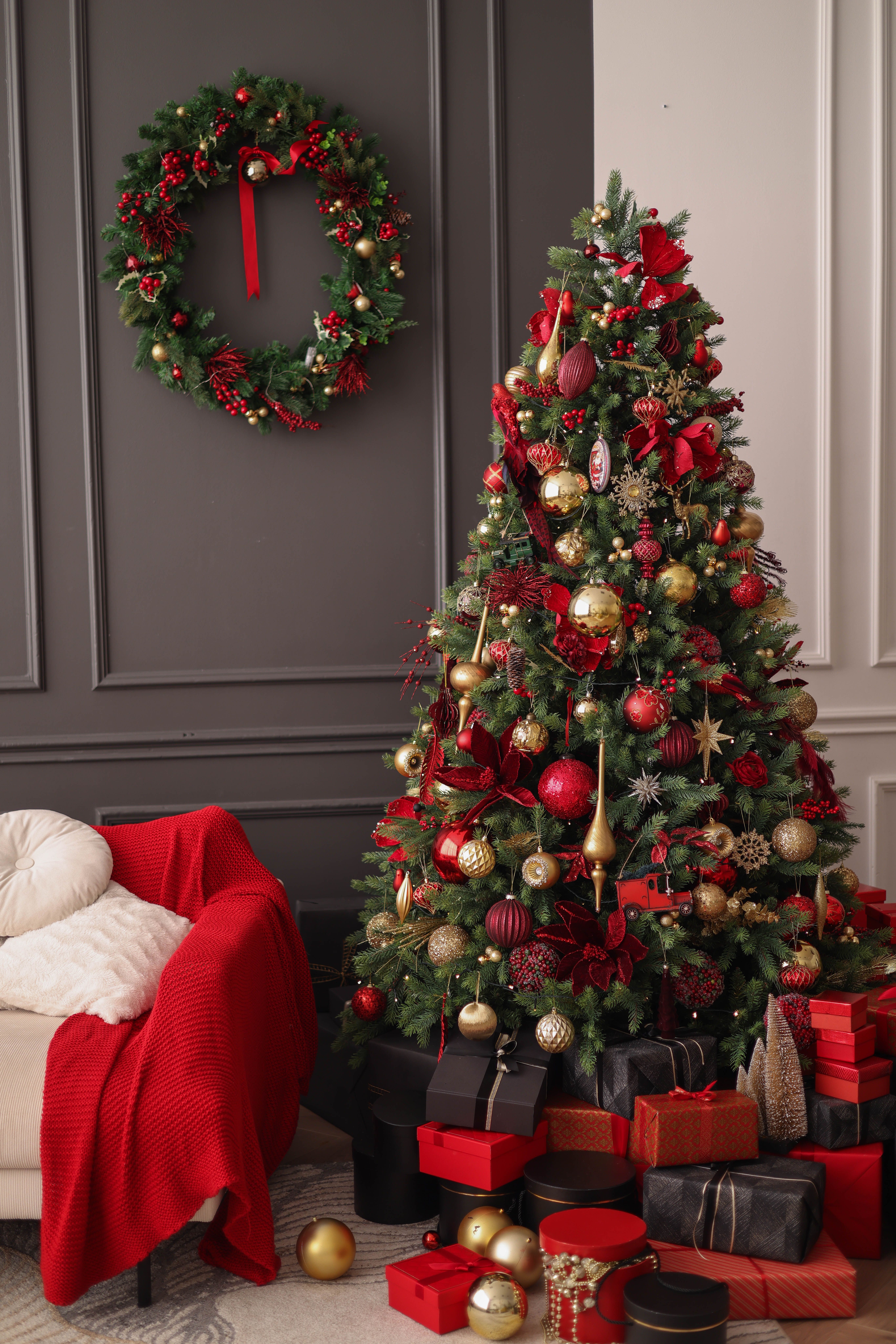 Festive Christmas Tree with Gifts and Wreath · Free Stock Photo
