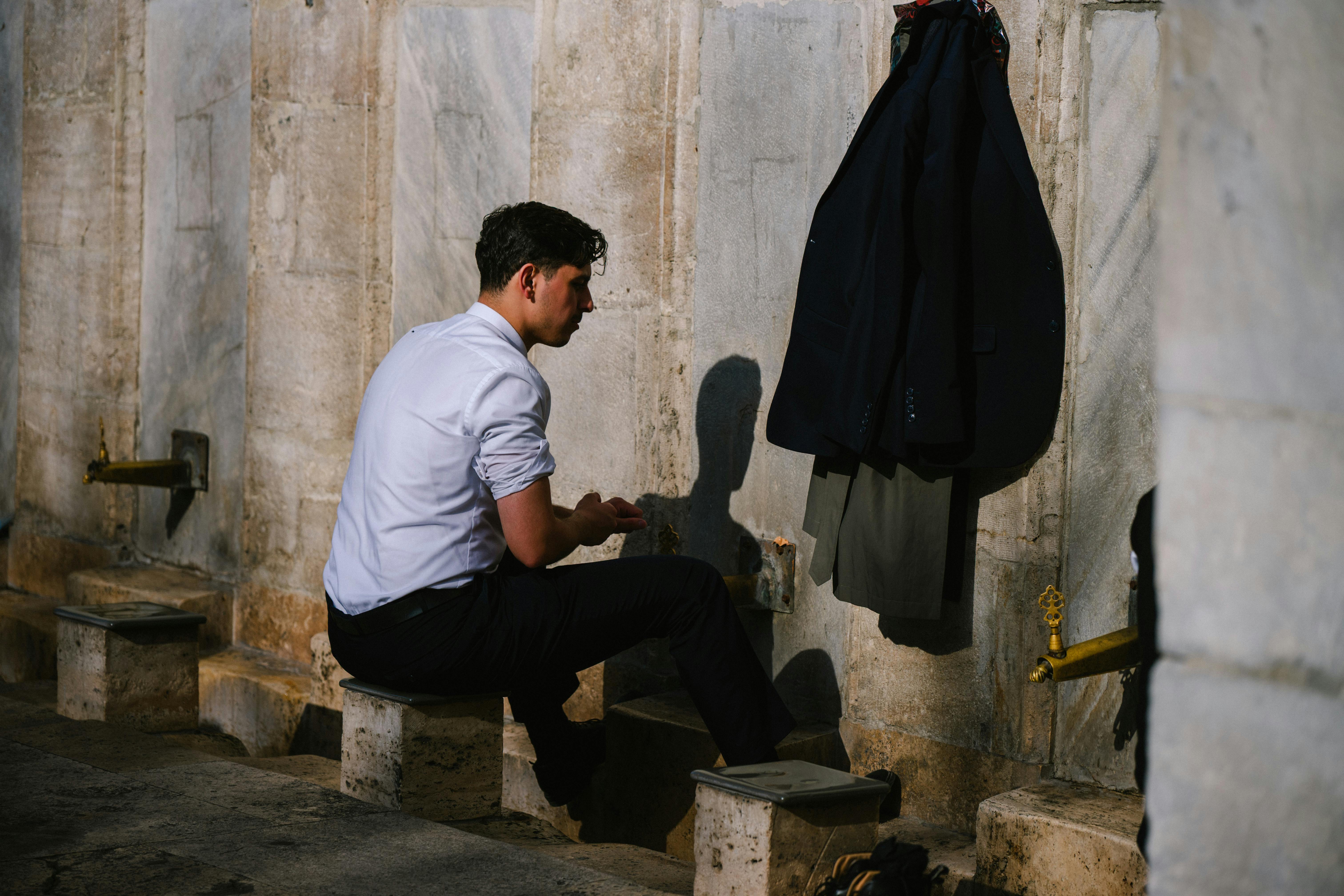 Bărbat efectuând ablutiunea - spălare rituală înainte de rugăciune