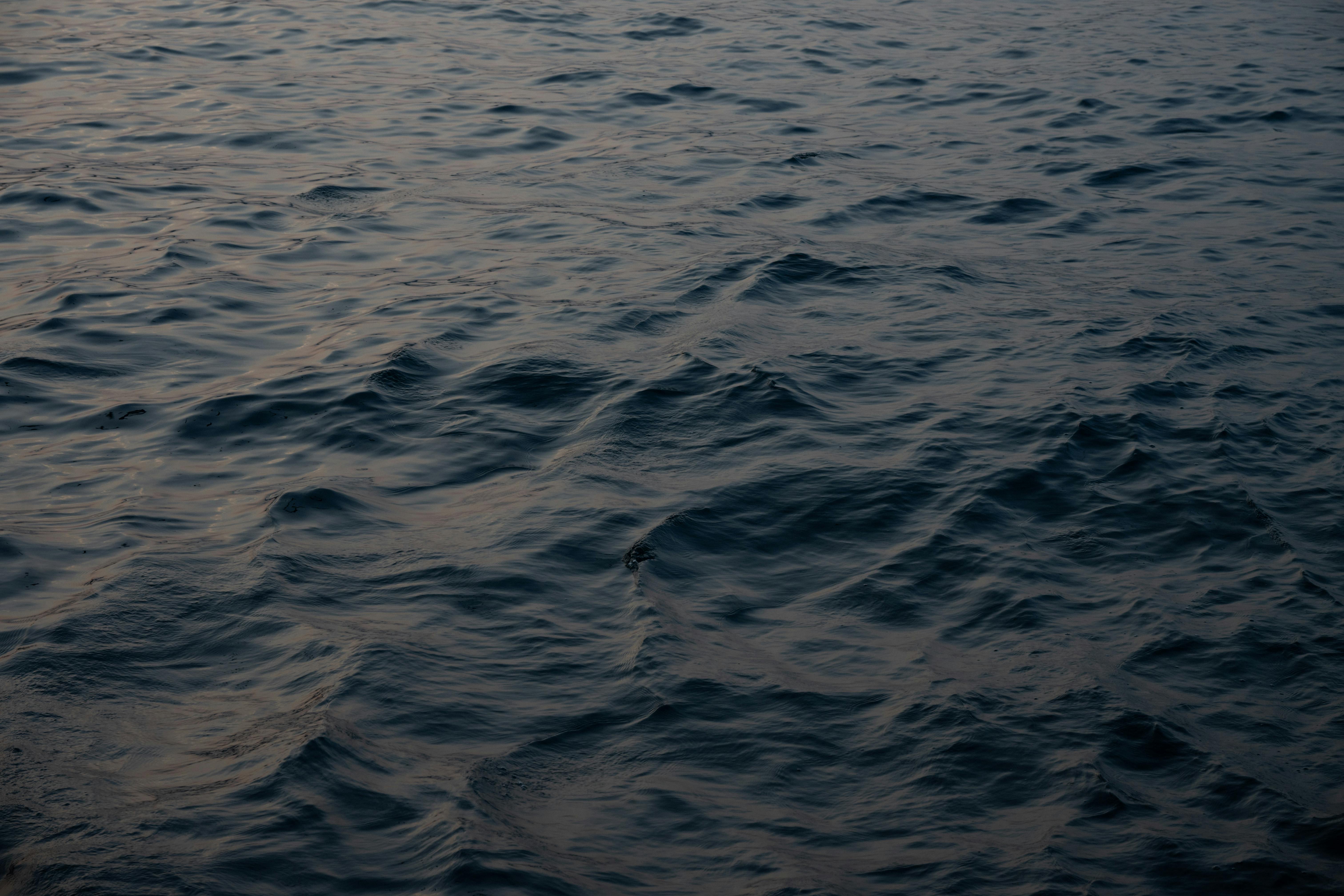 Gratis Pemandangan tenang riak air di kala senja di Istanbul, Turki. Foto Stok