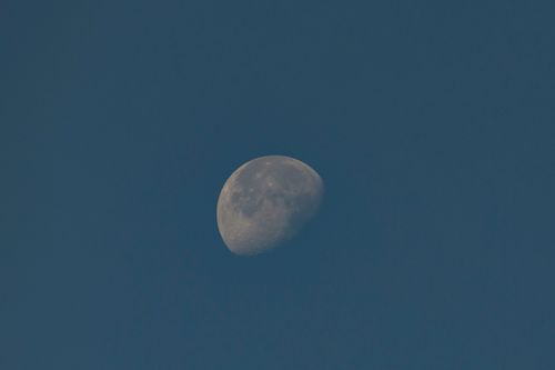 Free Serene view of a crescent moon against a deep blue sky, capturing celestial beauty. Stock Photo