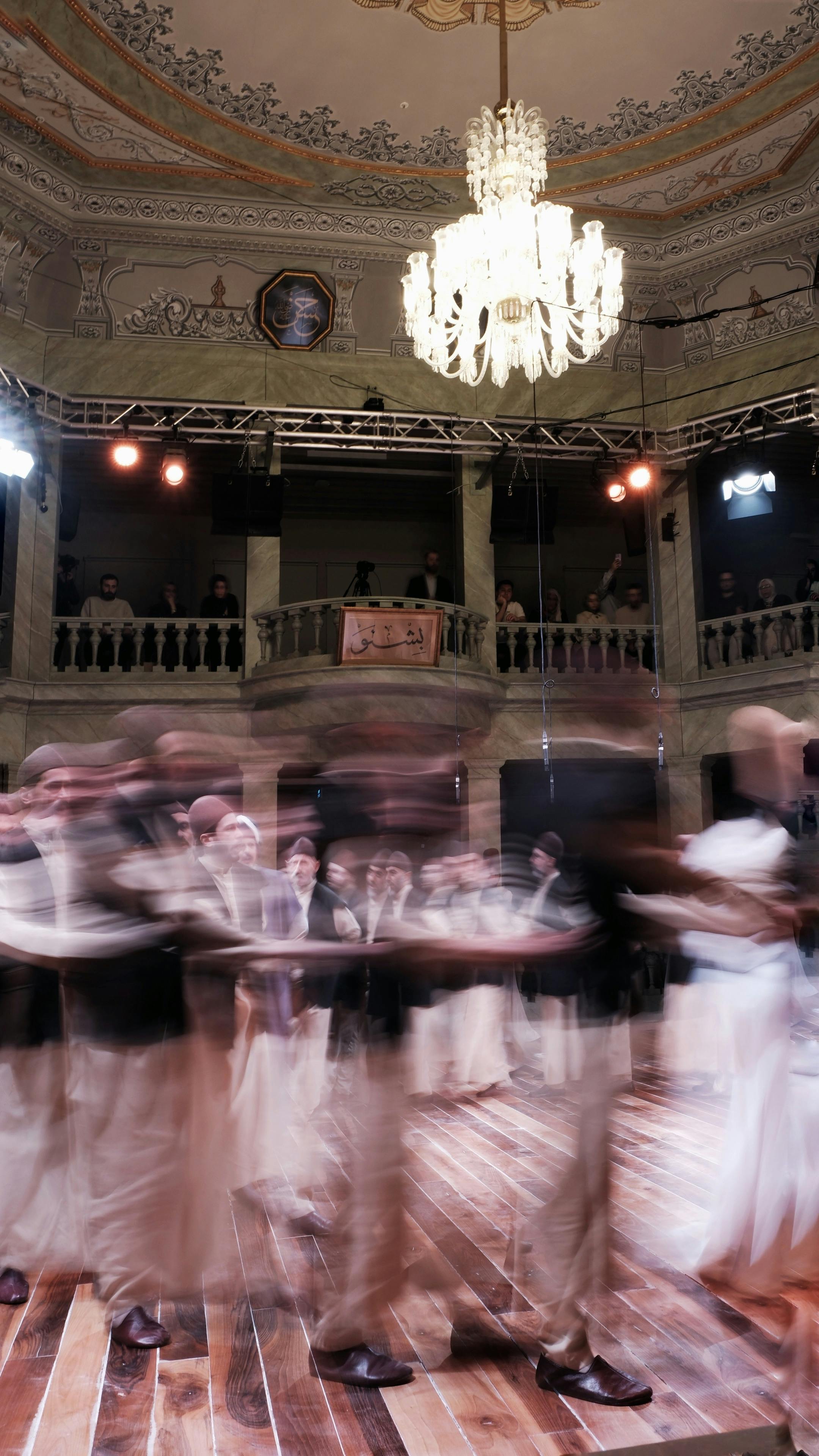 Ücretsiz Tarihi bir balo salonu ortamında bulanıklık efekti yaratan hareket halindeki dansçılar. Stok Fotoğraflar
