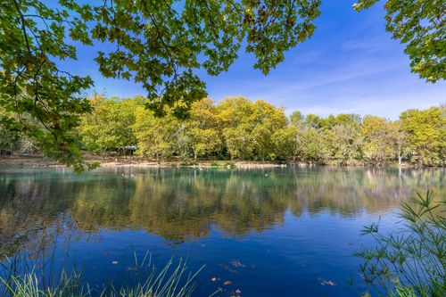 Free Tranquil autumn landscape of Anna Lake, Valencia, with vibrant foliage and reflections. Stock Photo