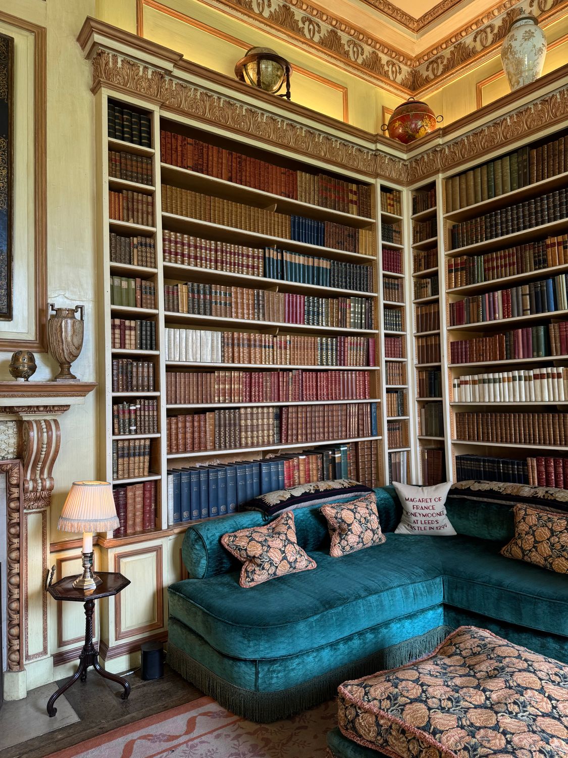 Colonial Library Background Elegant Historical Library with Classic Decor · Free Stock Photo
