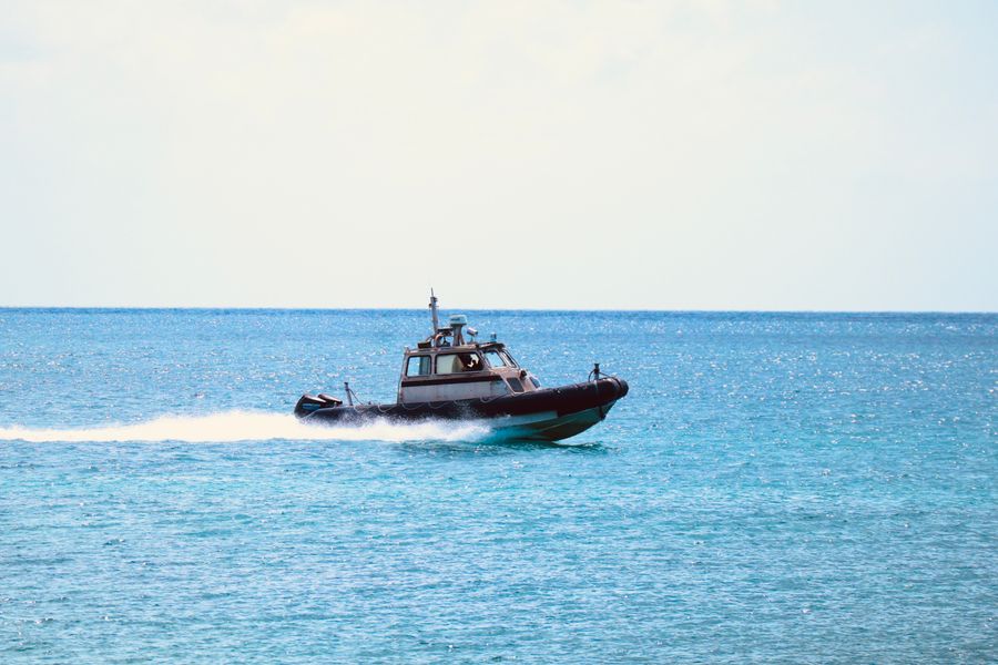 Sortie bateau vers Calanques de Sormiou et Morgiou depuis Marseille, ideale pour semi-rigide, bateau a moteur et skipper local